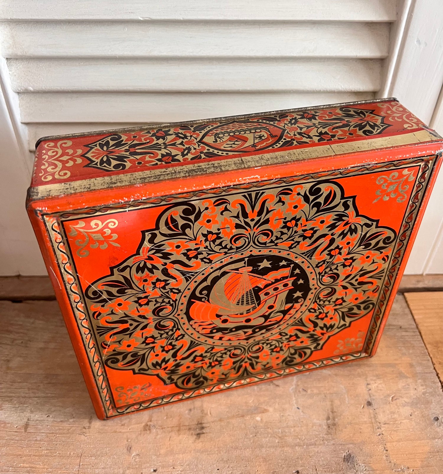 Art Deco koekblik, Verkade koekblik, retro koekblik, vintage koekblik, koekblik oranje zwart, koekblik met schip, metalen koekblik, decoratief koekblik, verzamelobject koekblik
