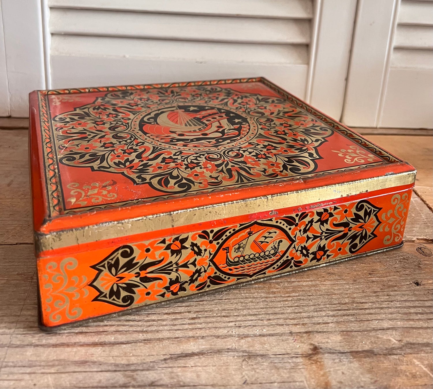 Art Deco koekblik, Verkade koekblik, retro koekblik, vintage koekblik, koekblik oranje zwart, koekblik met schip, metalen koekblik, decoratief koekblik, verzamelobject koekblik