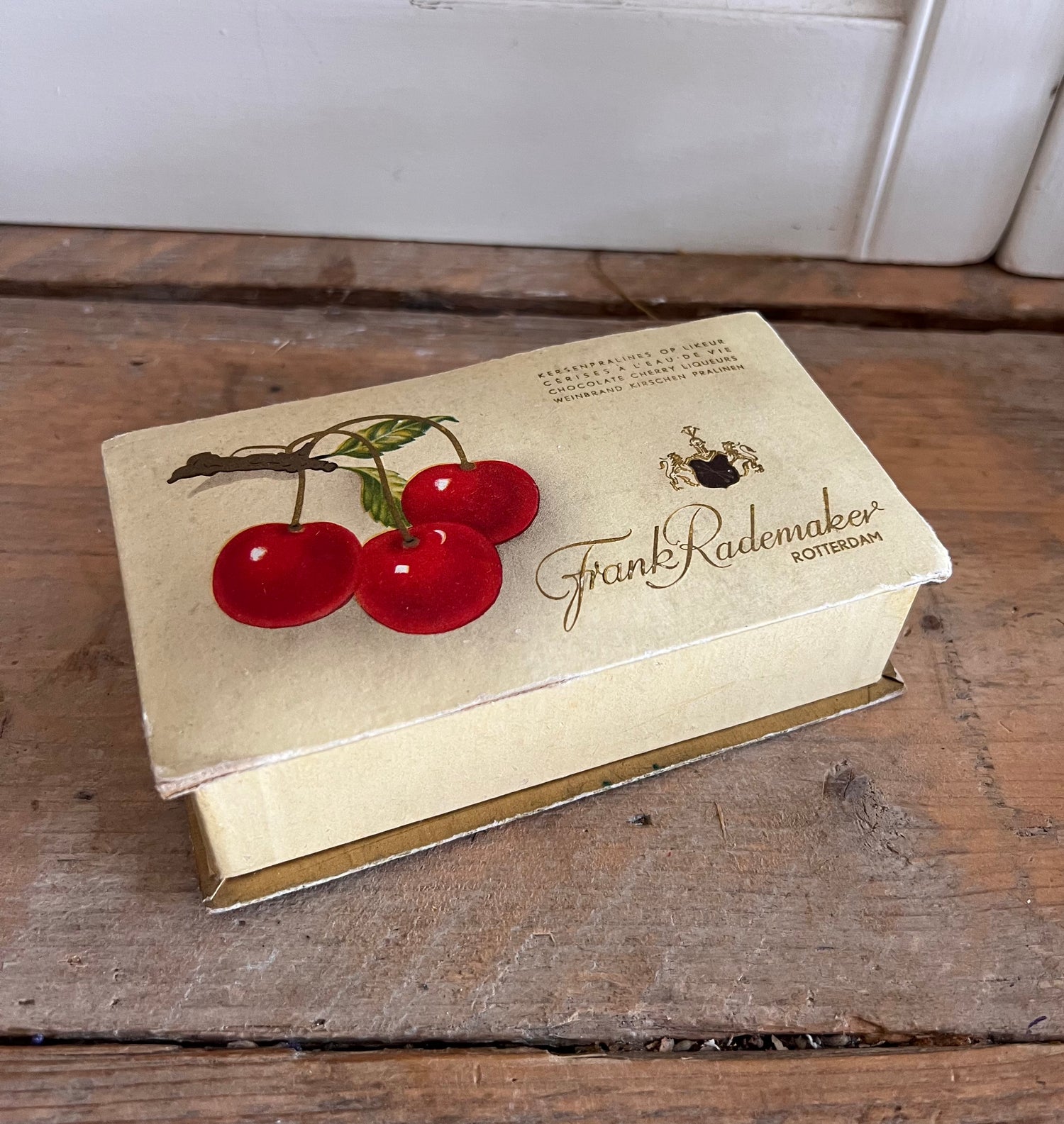 Frank Rademakers kersenbonbon doosje, vintage jaren 50 doosje, vintage jaren 60 doosje, retro kersenmotief, mid-century vintage, Dutch vintage collectibles, vintage decoratie, retro verpakkingen, vintage souvenir, jaren 50 design.
