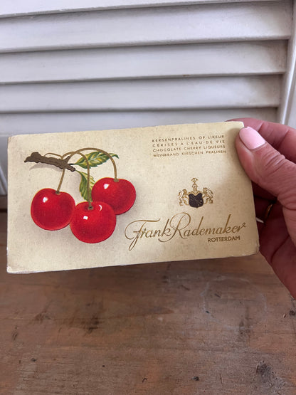 Frank Rademakers kersenbonbon doosje, vintage jaren 50 doosje, vintage jaren 60 doosje, retro kersenmotief, mid-century vintage, Dutch vintage collectibles, vintage decoratie, retro verpakkingen, vintage souvenir, jaren 50 design.