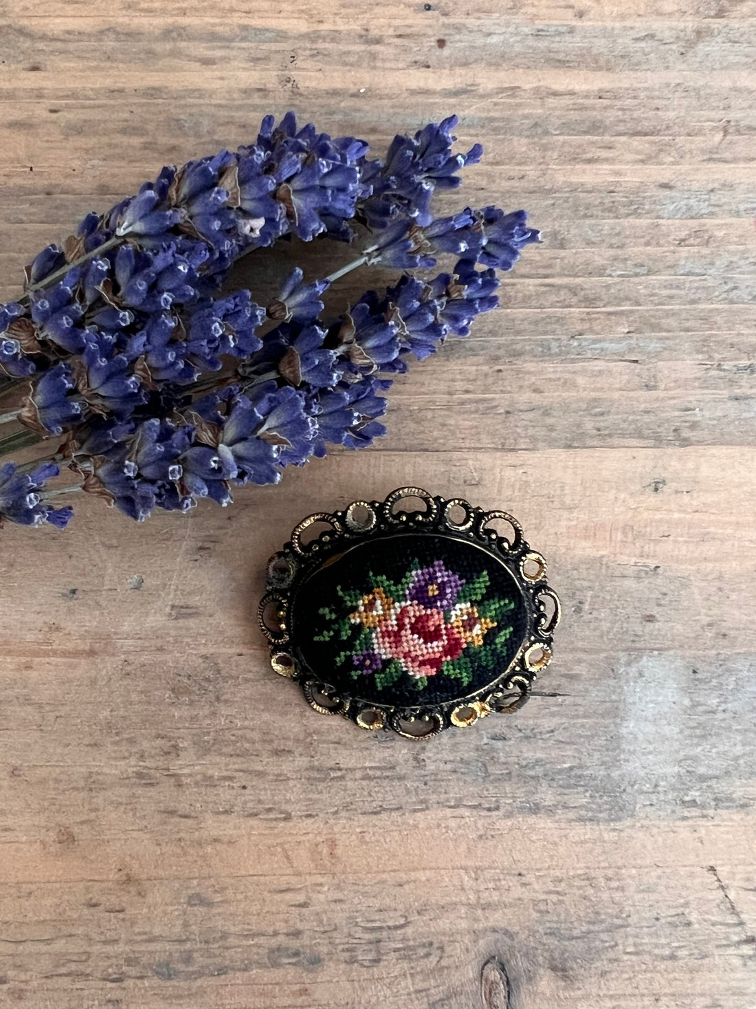 Vintage petit point broche
