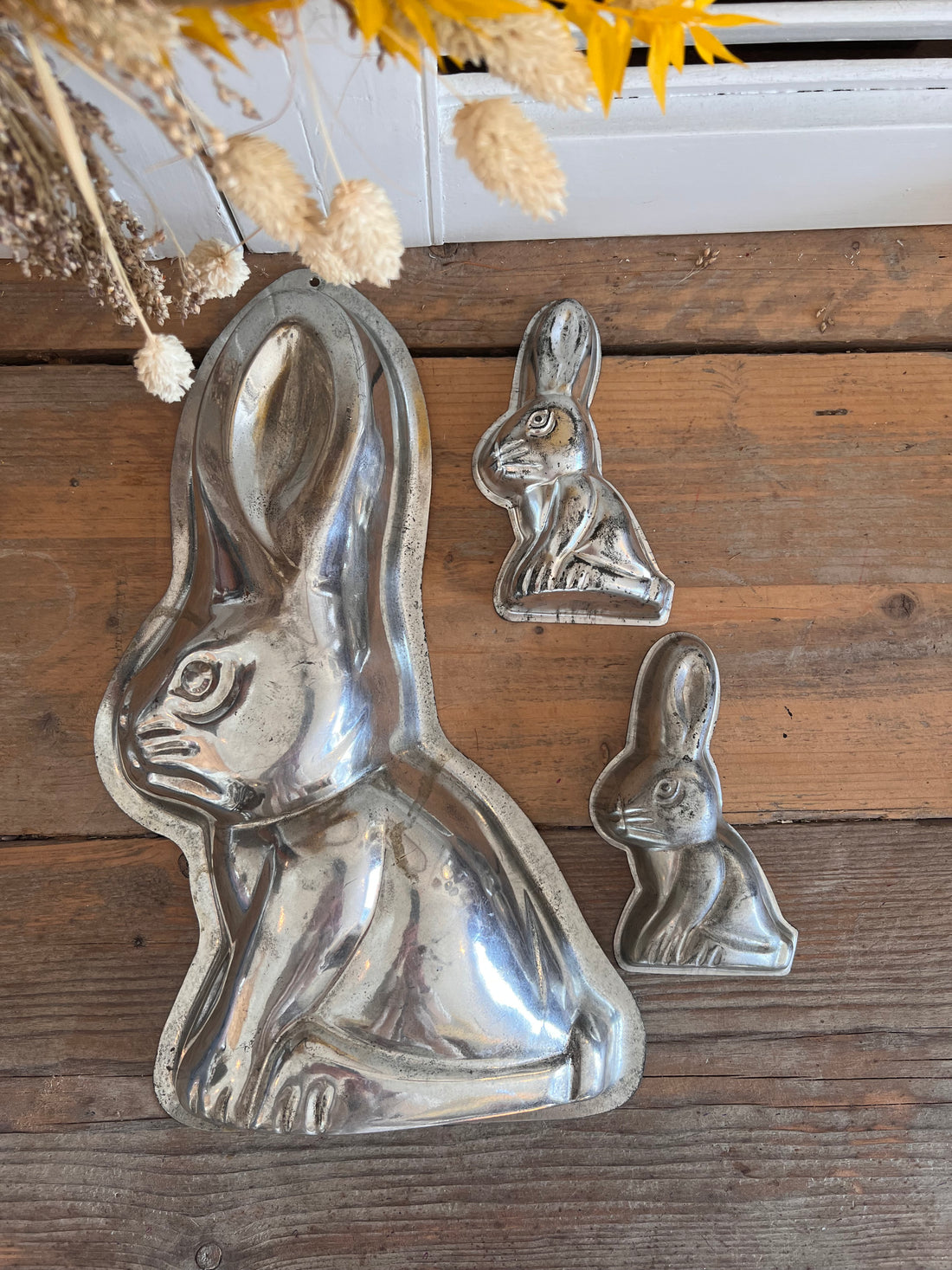 Rabbit baking tins 90s