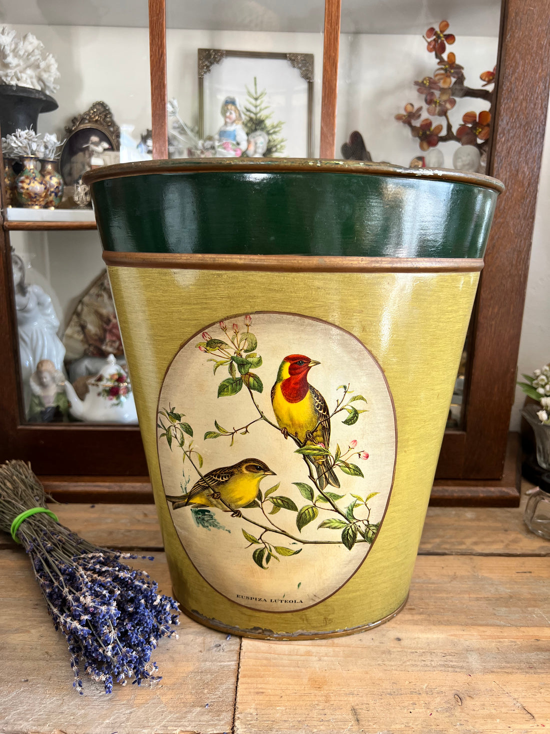 Vintage prullenbak met vogels