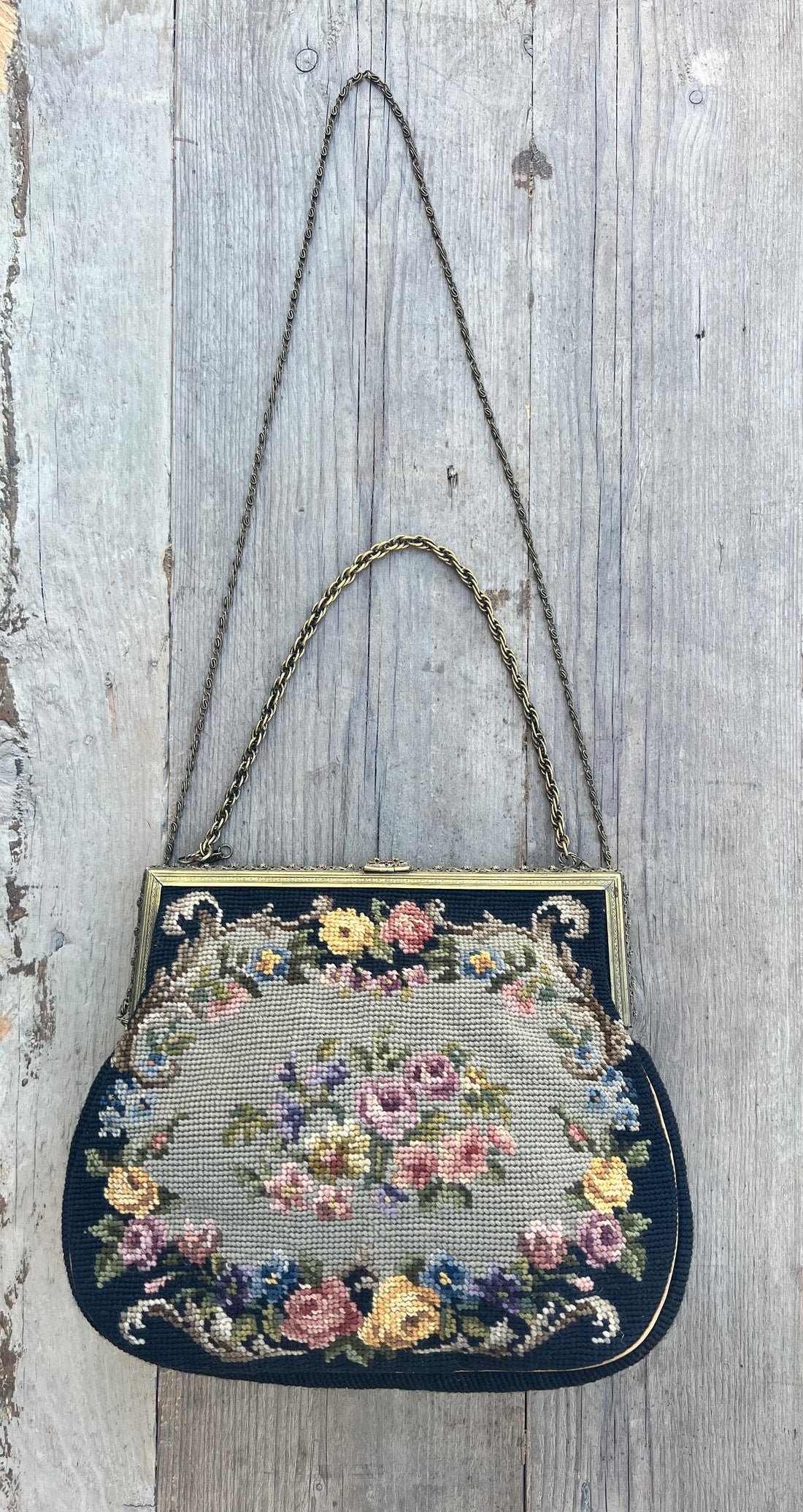 Geborduurde handtas met bloemen