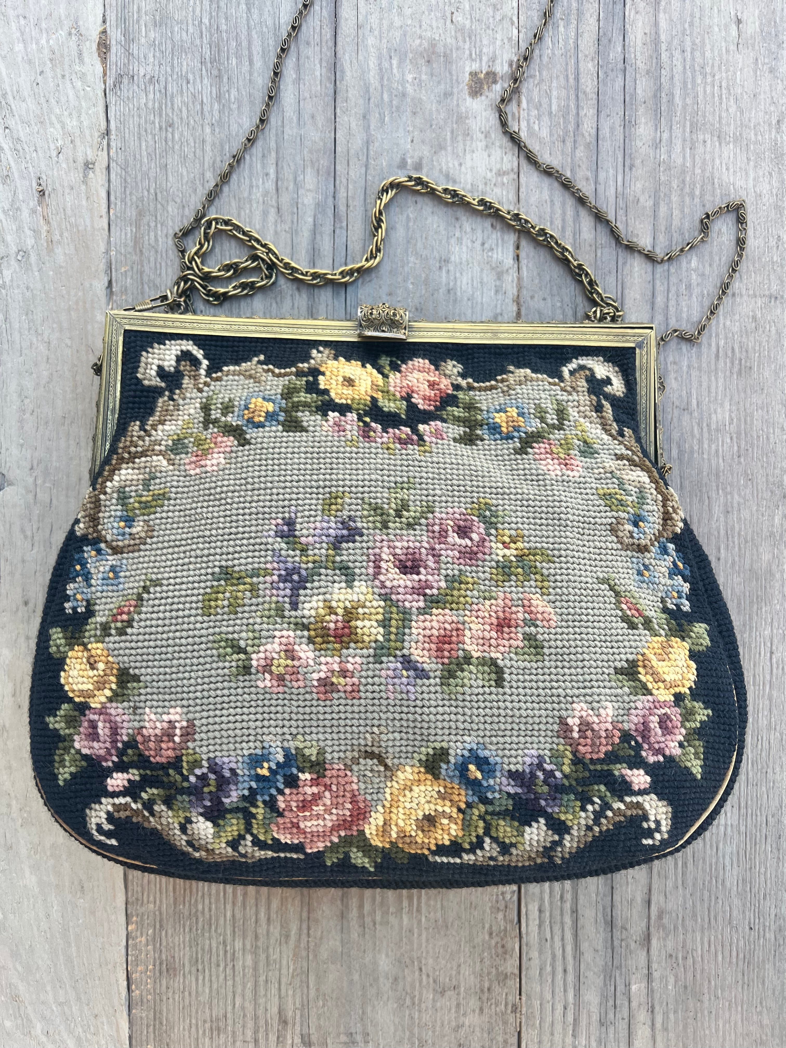 Geborduurde handtas met bloemen