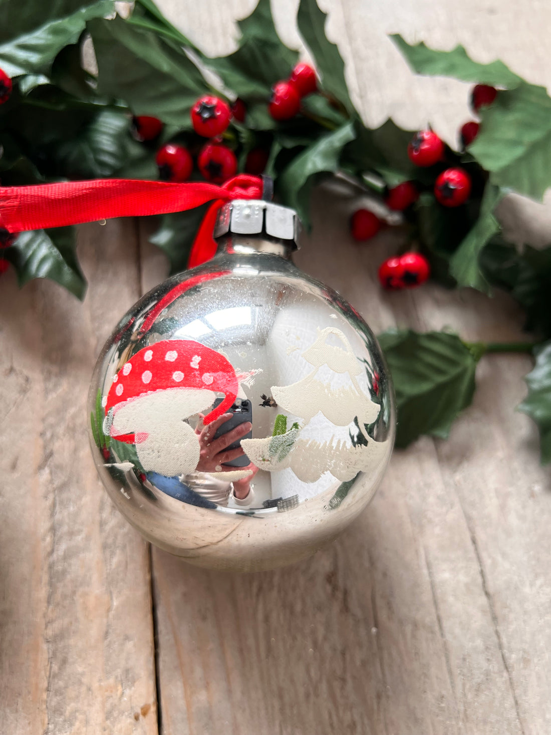 Kerstbal met paddenstoel en kerstboom