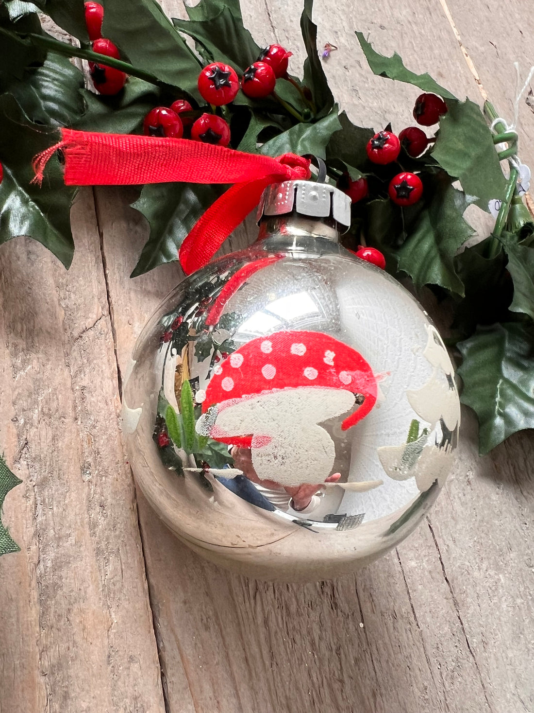 Kerstbal met paddenstoel en kerstboom