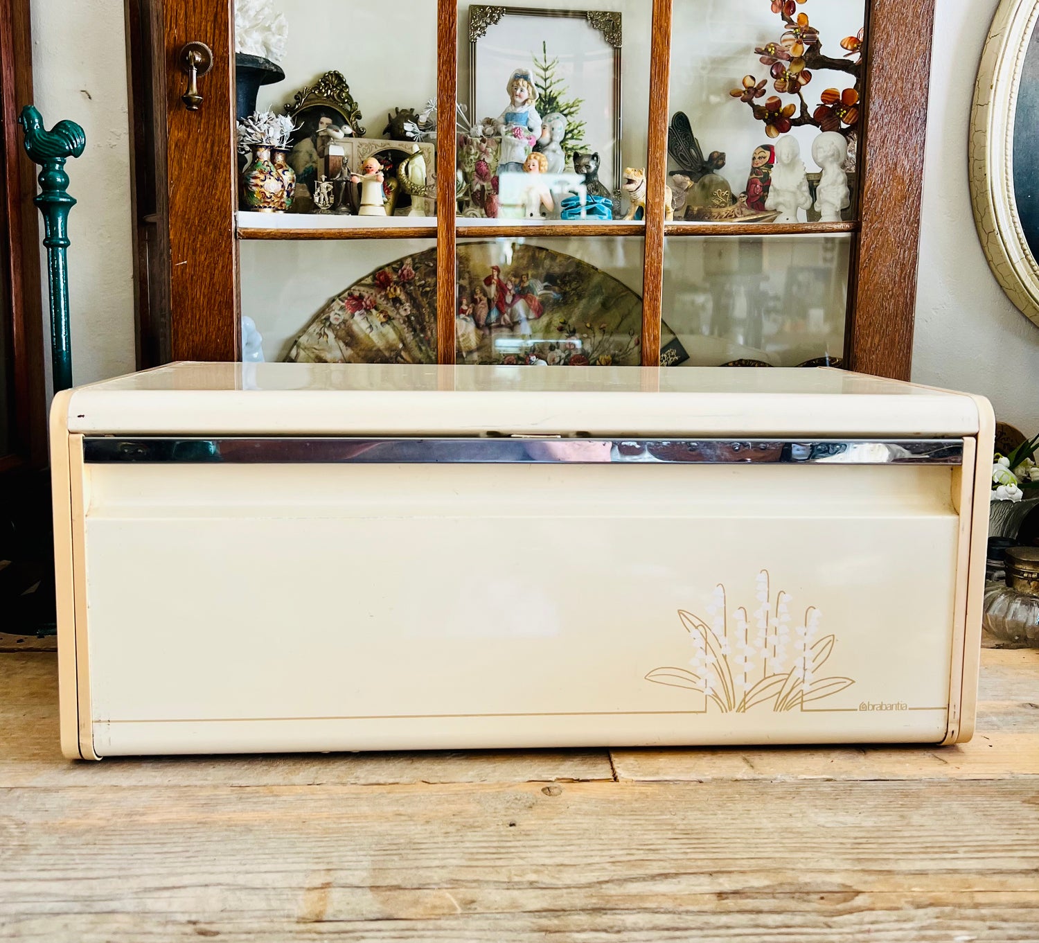 Brabantia broodtrommel beige lelietjes van dalen