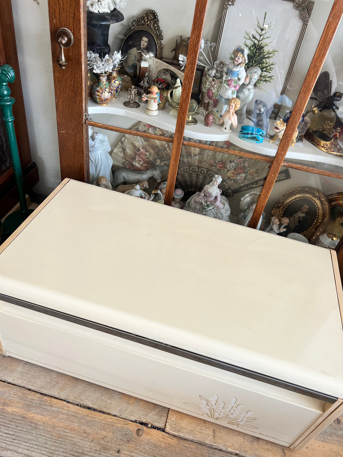 Brabantia broodtrommel beige lelietjes van dalen