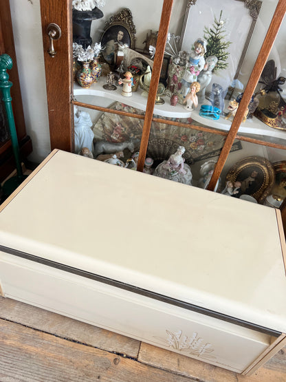 Brabantia broodtrommel beige lelietjes van dalen