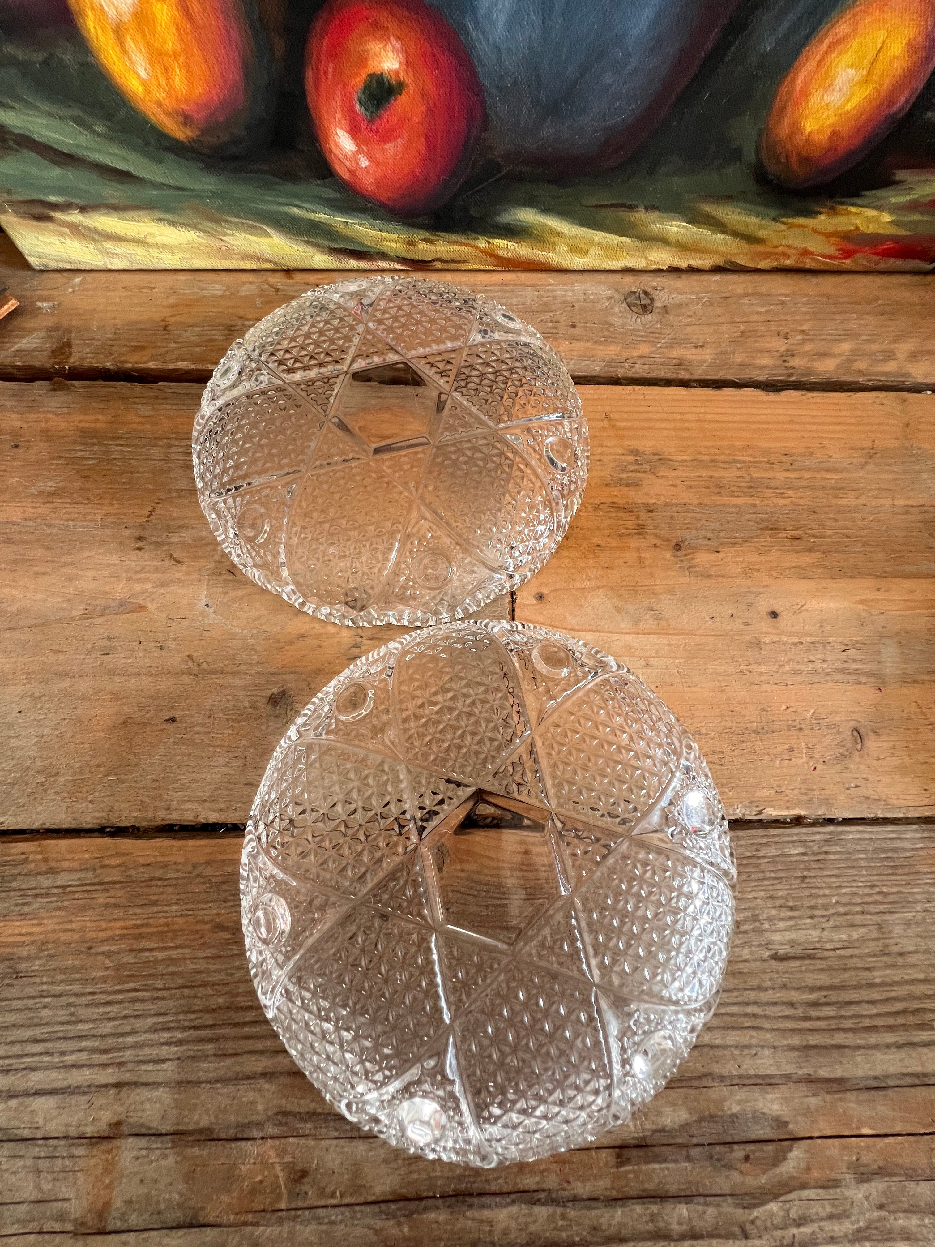 Vintage bordjes van bewerkt glas