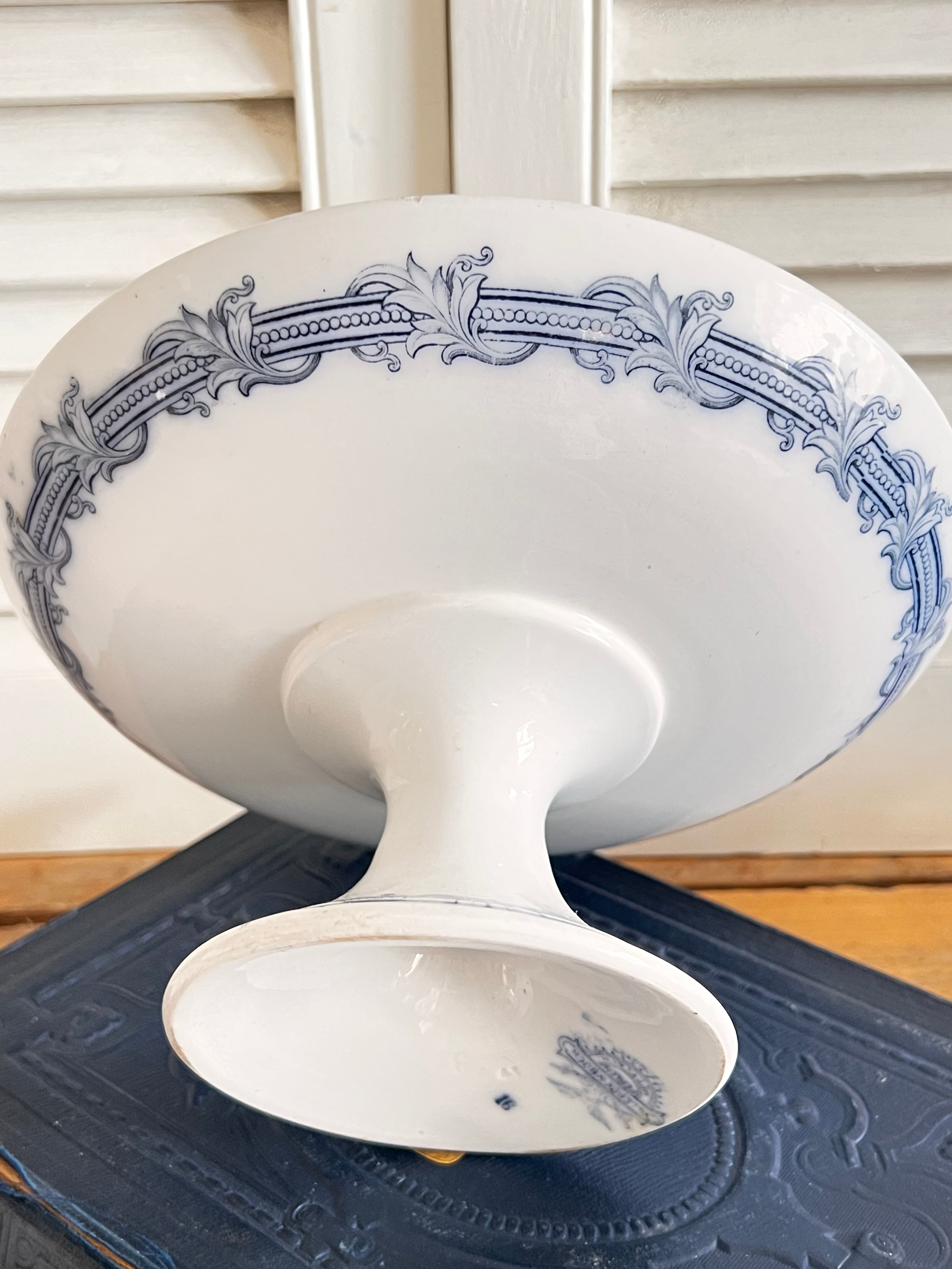 Antieke compotier op voet van Villeroy &amp; Boch , fruitschaal