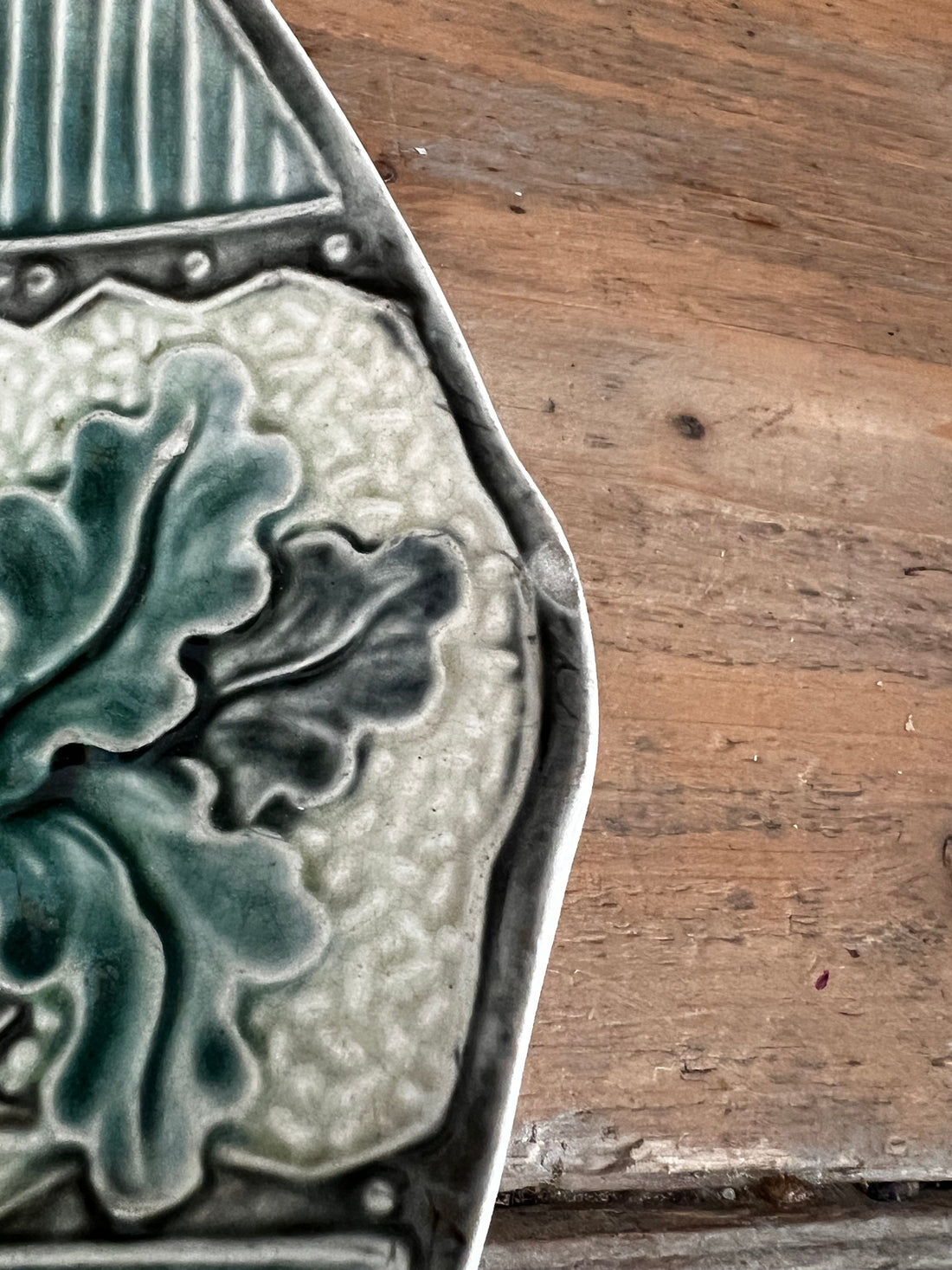 Dit prachtige antieke majolica bord is een uniek pronkstuk voor liefhebbers van karaktervolle decoratie en ambachtelijke keramiek. Met een gedetailleerd vogelmotief en een schitterende glazuurlaag toont dit bord de klassieke schoonheid en vakmanschap van majolica keramiek uit vervlogen tijden.

Het bord heeft wat chips (zie foto), maar dat doet niet af aan de charme van dit mooie bord.

Diameter 19 centimeter
