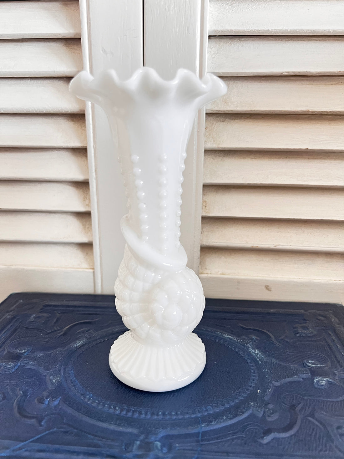 Vaasje van melkglas met schelp, vintage melkglas