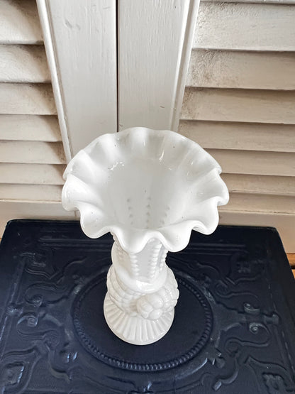 Vaasje van melkglas met schelp, vintage melkglas
