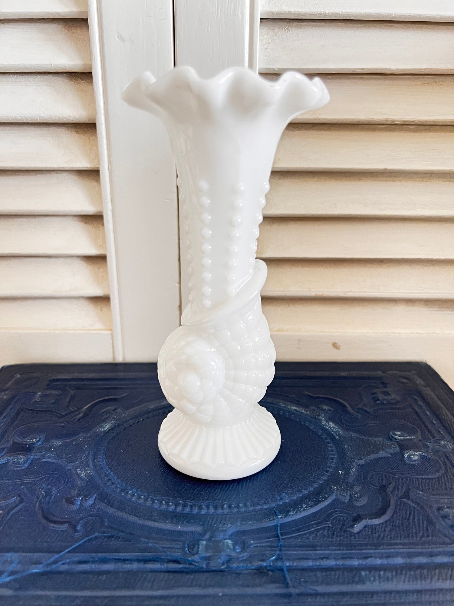Vaasje van melkglas met schelp, vintage melkglas