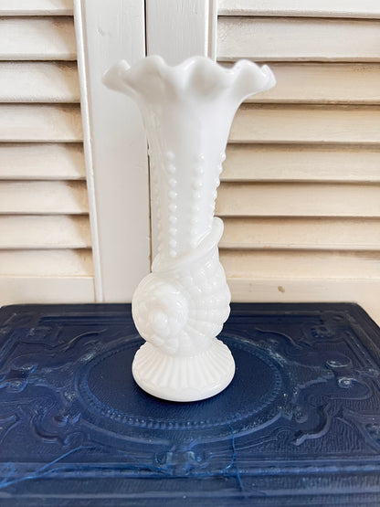Vaasje van melkglas met schelp, vintage melkglas