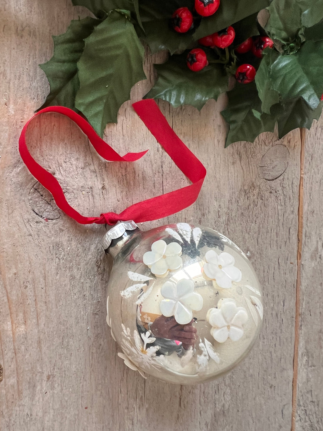 Vintage kerstbal met witte bloemetjes