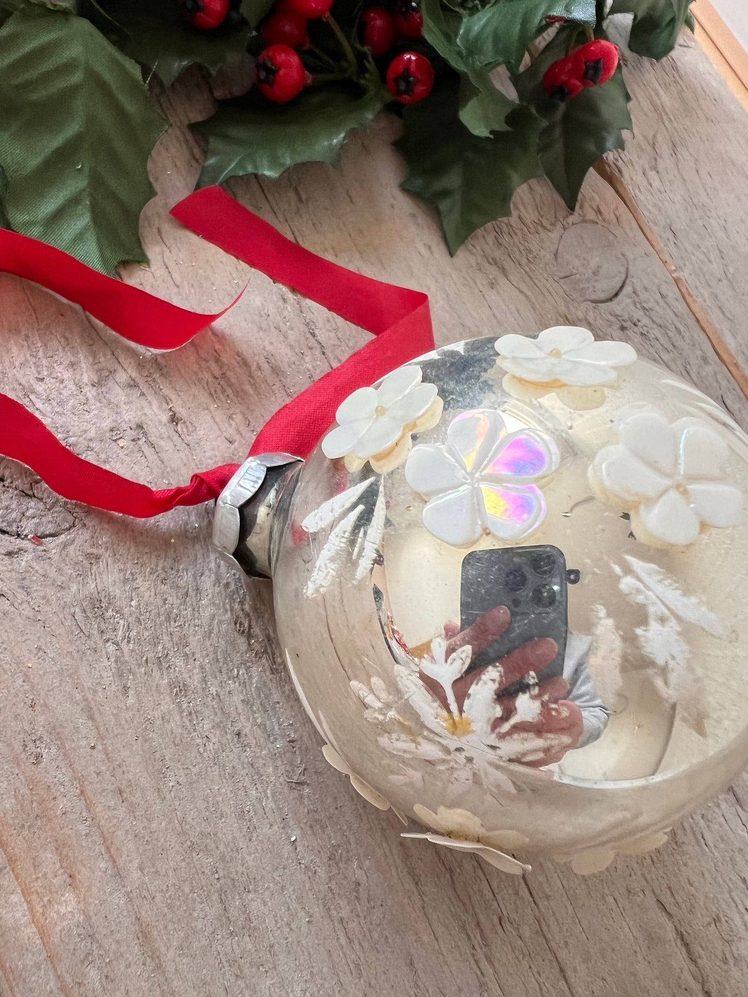 Vintage kerstbal met witte bloemetjes