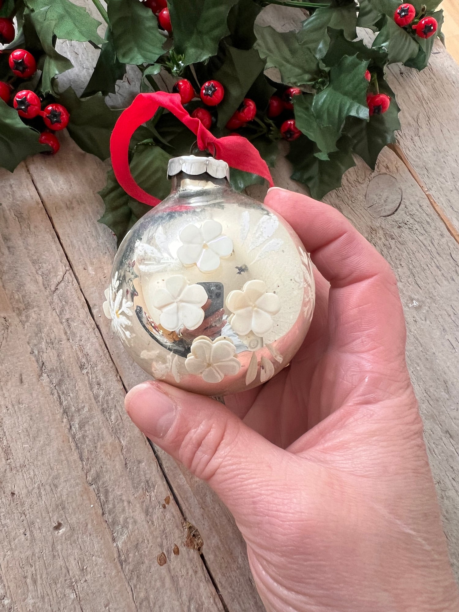 Vintage kerstbal met witte bloemetjes