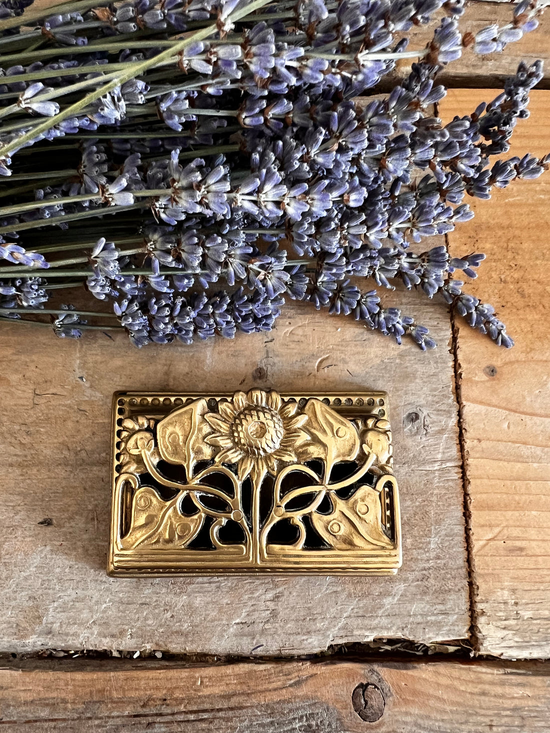 Messing postzegeldoosje "Zonnebloemen" Art Nouveau stijl, vintage messing, vintage messing postzegeldoosje zonnebloemen