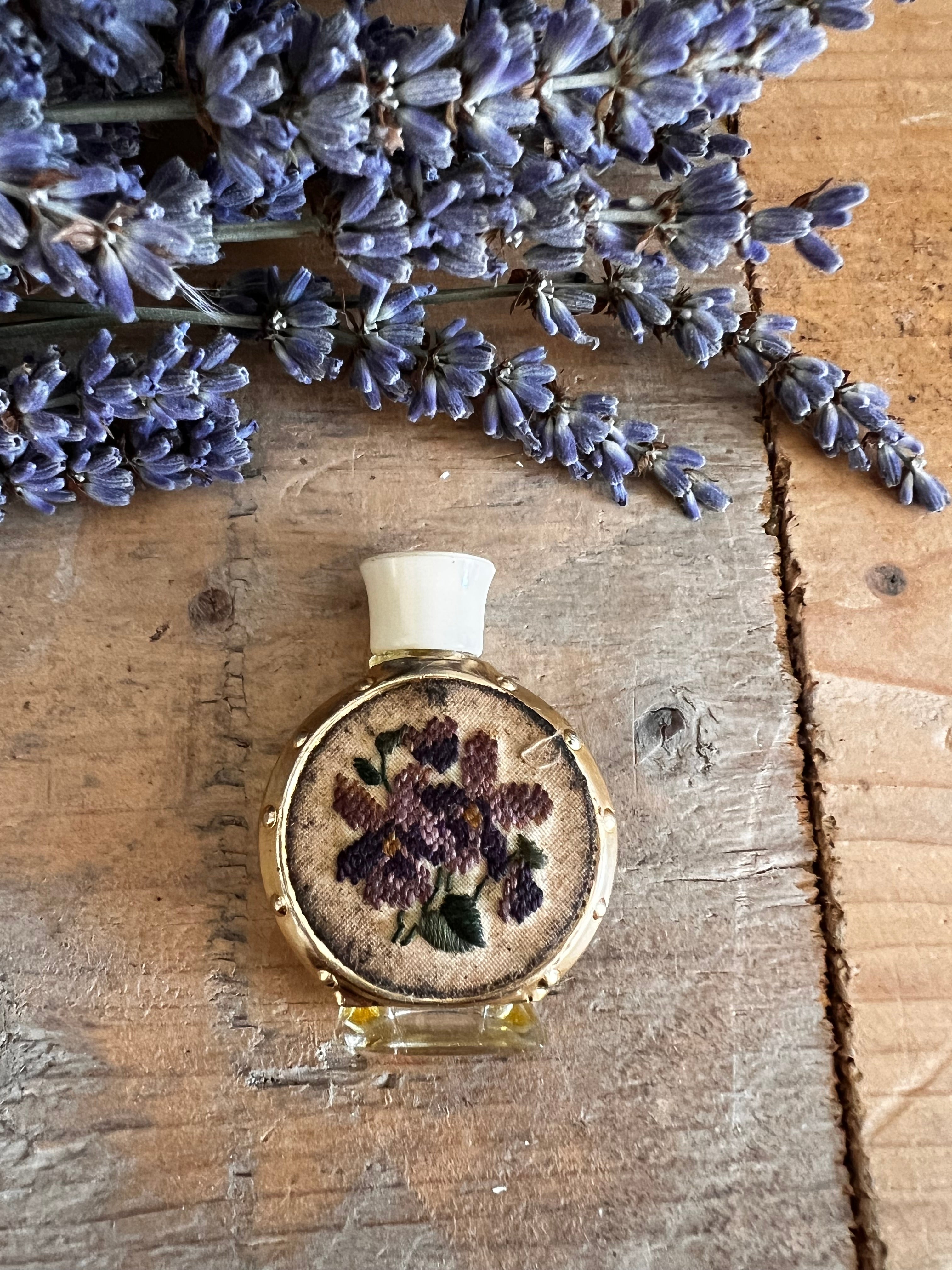  vintage miniatuur parfumflesje met een handgeborduurd bloemmotief van seringen in paarstinten