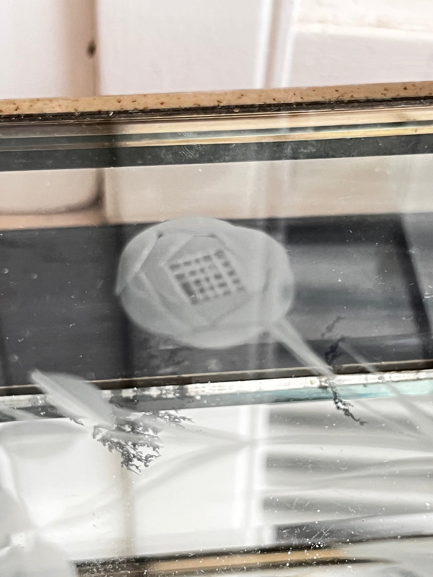 Vintage sieradendoos van glas met geëtst bloemmotief op de deksel
