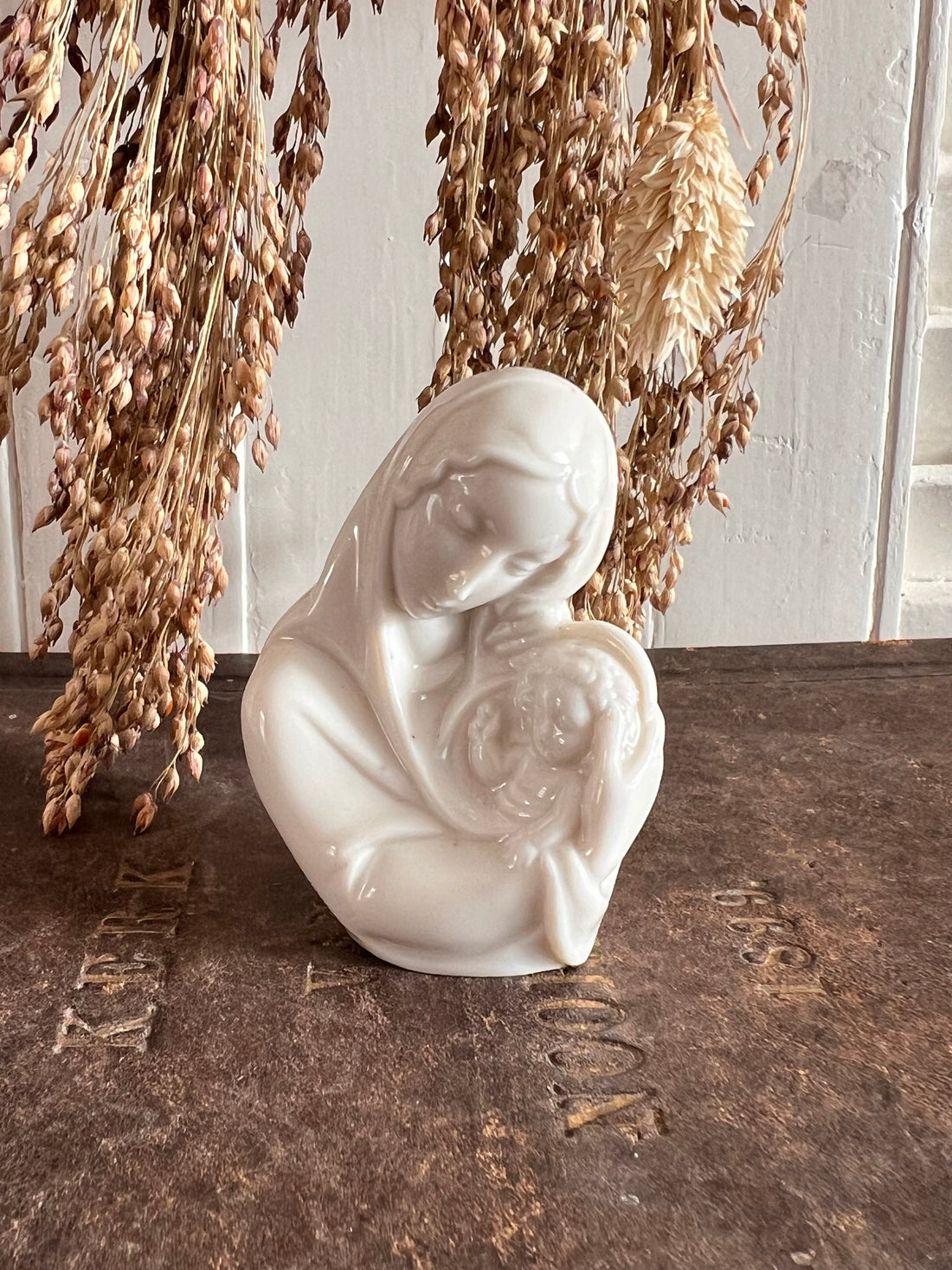 Moeder Maria beeldje wit