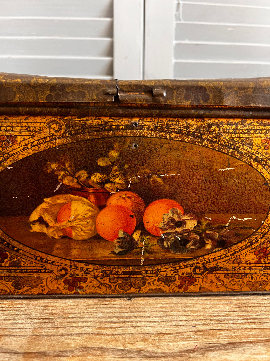 Antiek blik met fruit stilleven 
