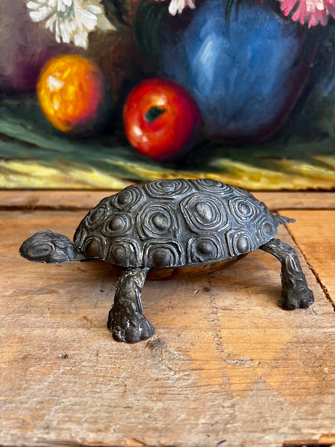 vintage opbergdoosje schildpad, schildpad doosje Italië, jaren 60 vintage, vintage sieraden doosje, klein opbergdoosje, Italiaanse vintage accessoires, retro opbergdoosje, schildpad sieradendoosje, jaren zestig vintage items.