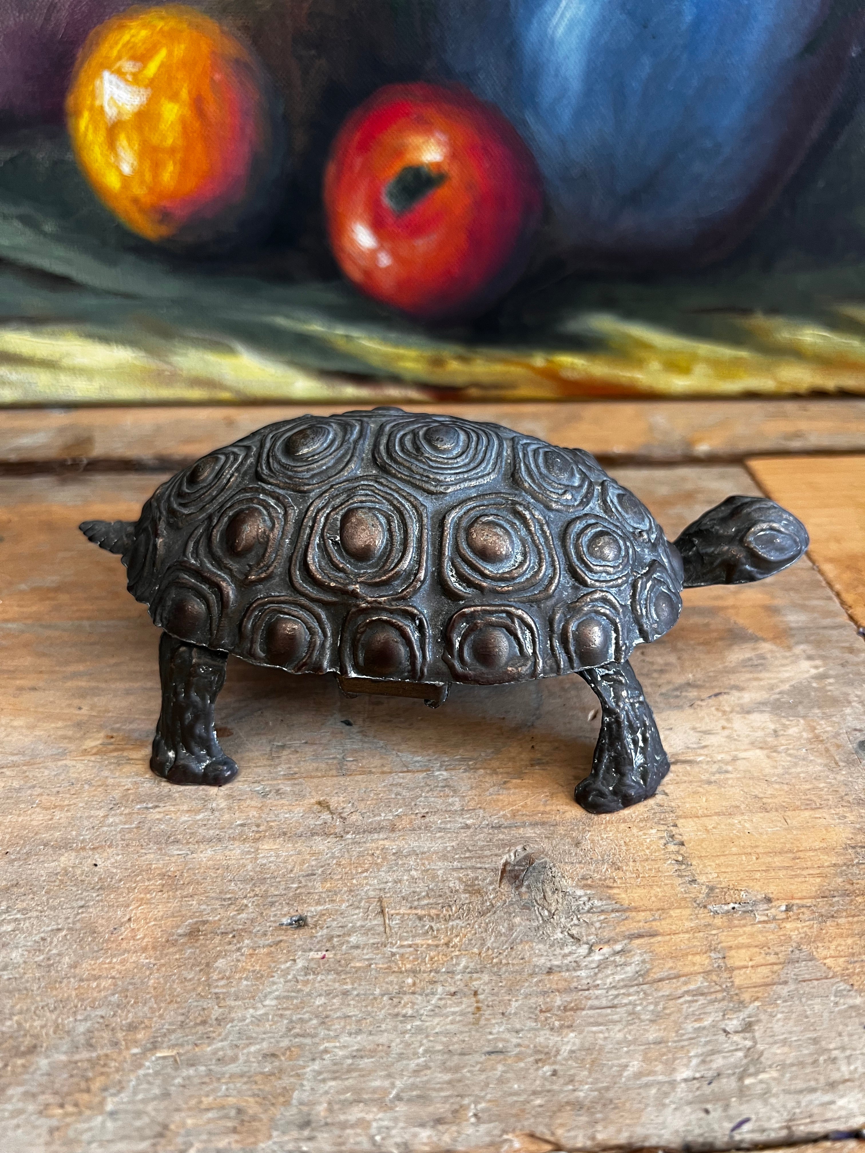 vintage opbergdoosje schildpad, schildpad doosje Italië, jaren 60 vintage, vintage sieraden doosje, klein opbergdoosje, Italiaanse vintage accessoires, retro opbergdoosje, schildpad sieradendoosje, jaren zestig vintage items.
