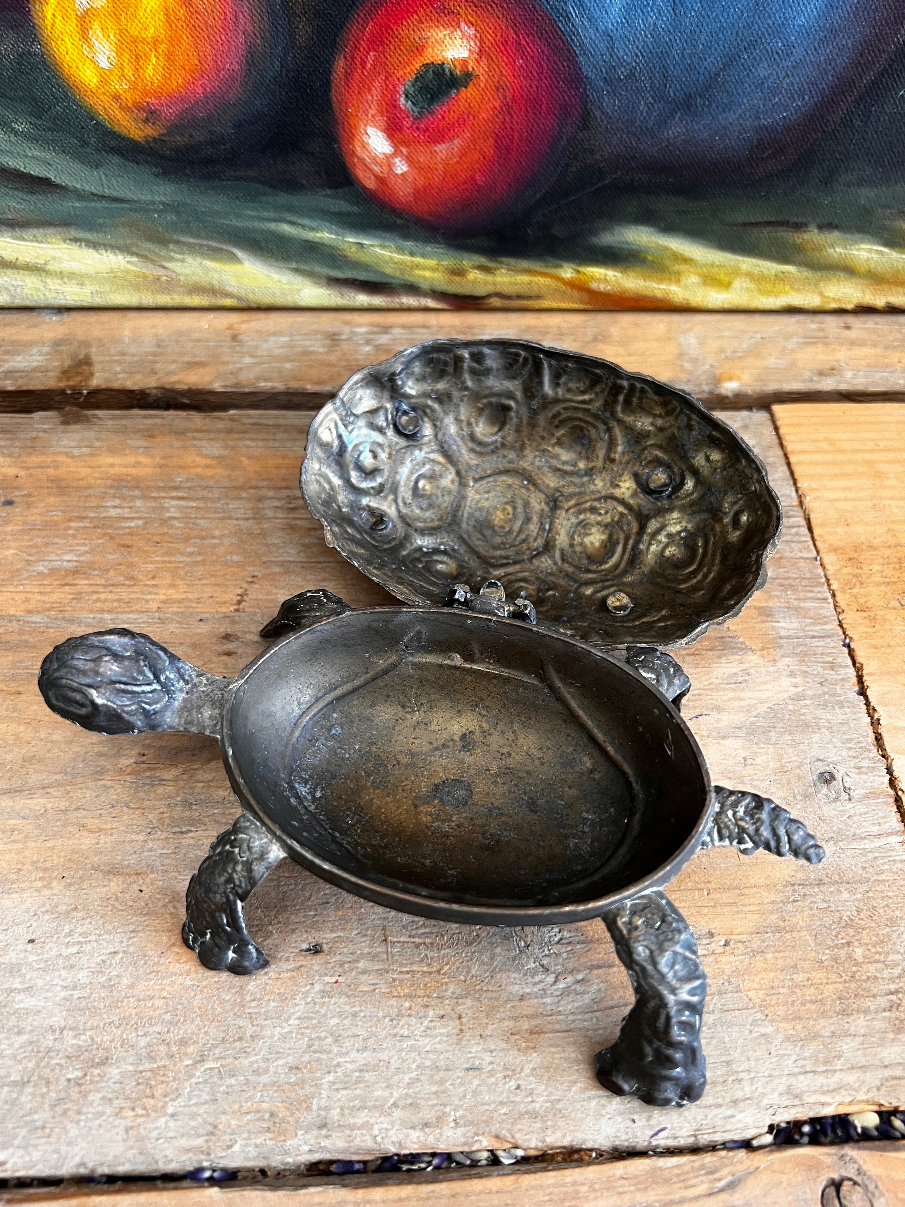 vintage opbergdoosje schildpad, schildpad doosje Italië, jaren 60 vintage, vintage sieraden doosje, klein opbergdoosje, Italiaanse vintage accessoires, retro opbergdoosje, schildpad sieradendoosje, jaren zestig vintage items.