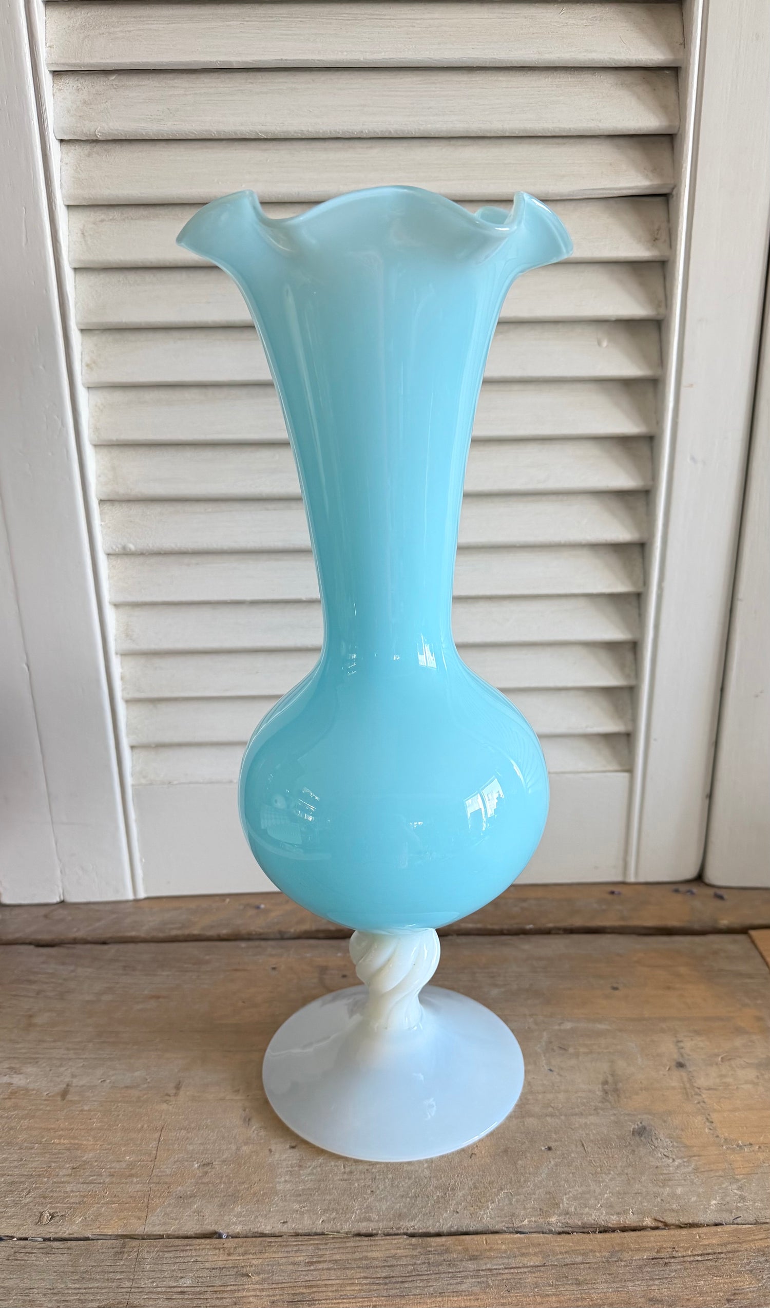 Blauwe opaline glazen vaas met gedraaide witte voet
