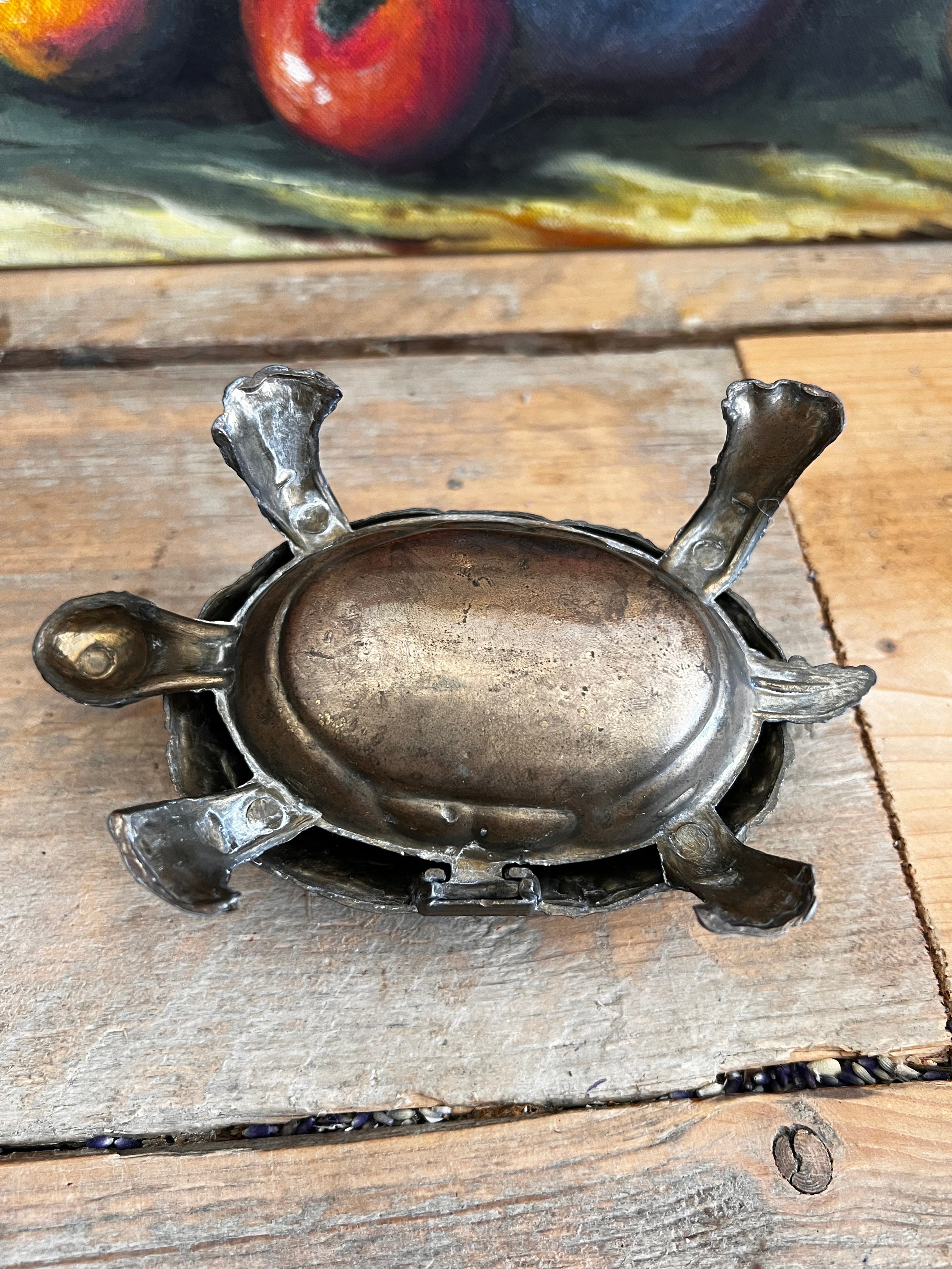 vintage opbergdoosje schildpad, schildpad doosje Italië, jaren 60 vintage, vintage sieraden doosje, klein opbergdoosje, Italiaanse vintage accessoires, retro opbergdoosje, schildpad sieradendoosje, jaren zestig vintage items.