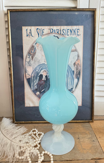 Blauwe opaline glazen vaas met gedraaide witte voet