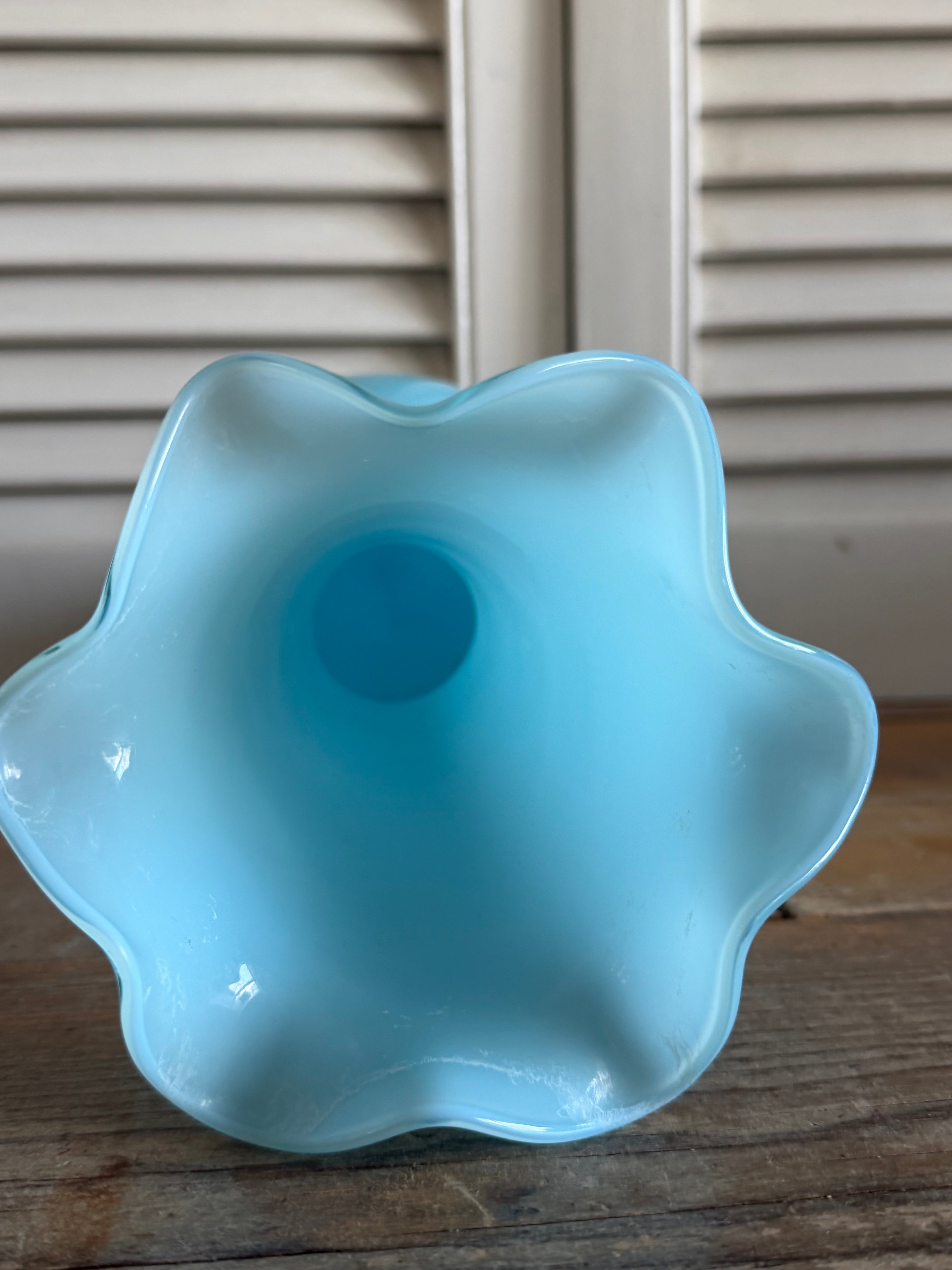 Blauwe opaline glazen vaas met gedraaide witte voet