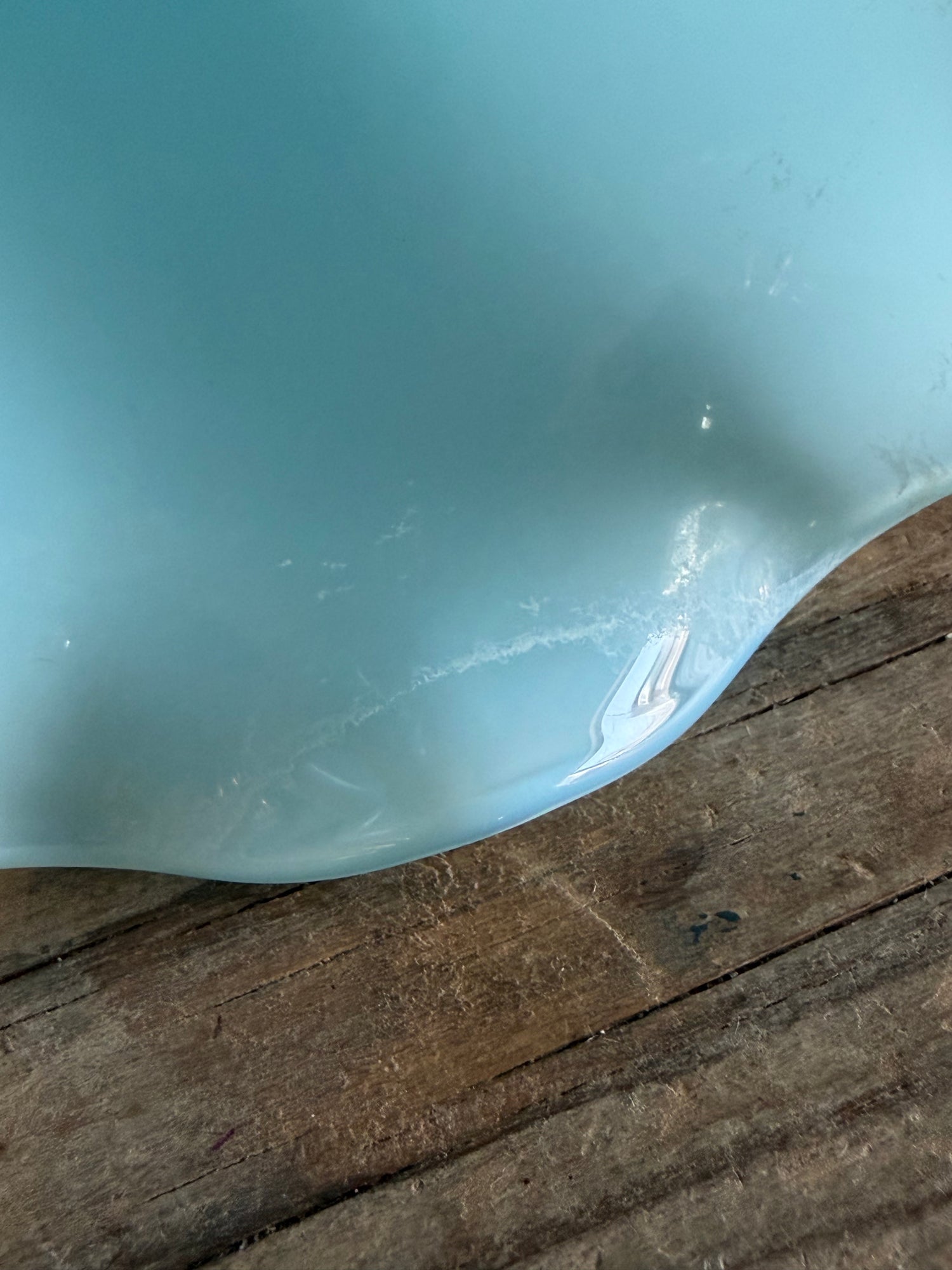 Blauwe opaline glazen vaas met gedraaide witte voet