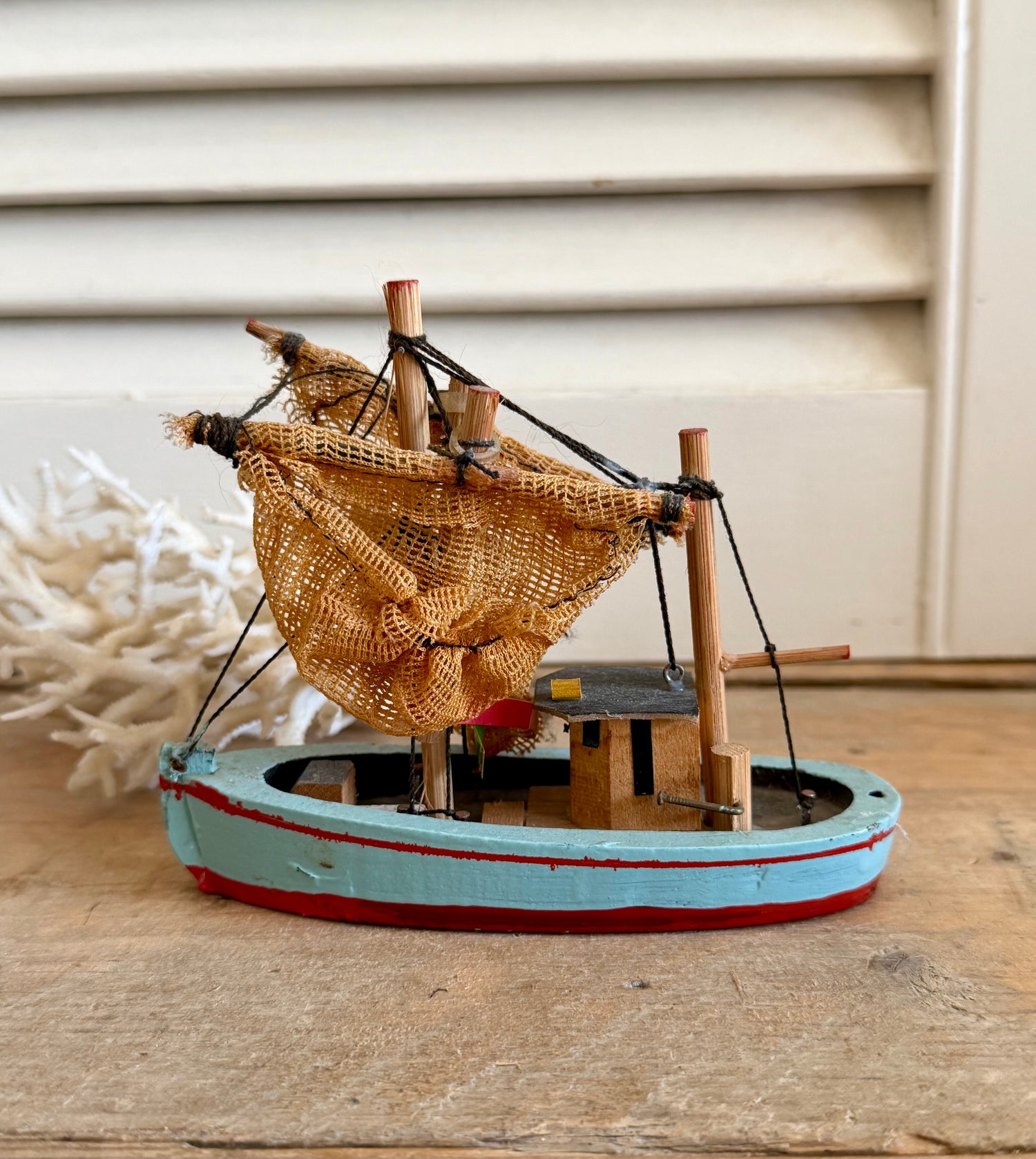 Vintage handgemaakt vissersbootje jaren 70 - blauw rood