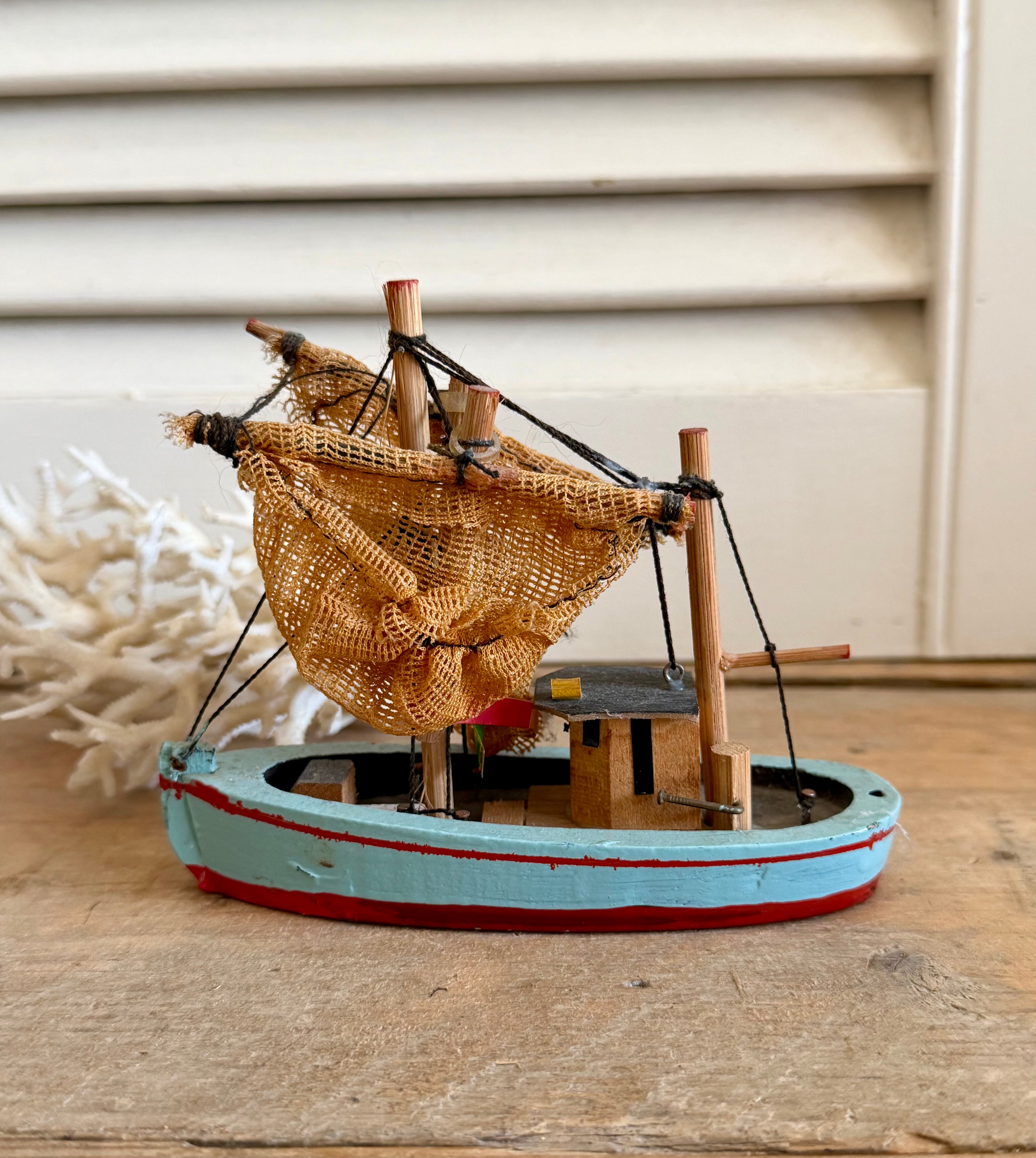 Vintage handgemaakt vissersbootje jaren 70 - blauw rood