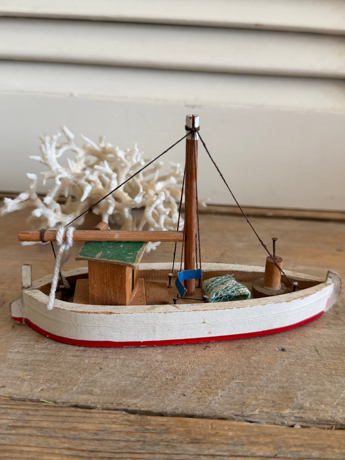 Klein vintage vissersbootje - wit rood