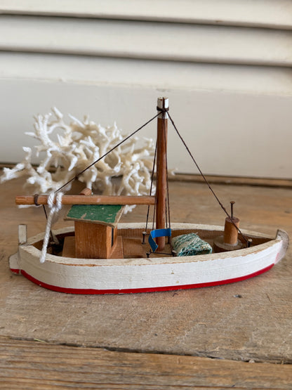 Klein vintage vissersbootje - wit rood