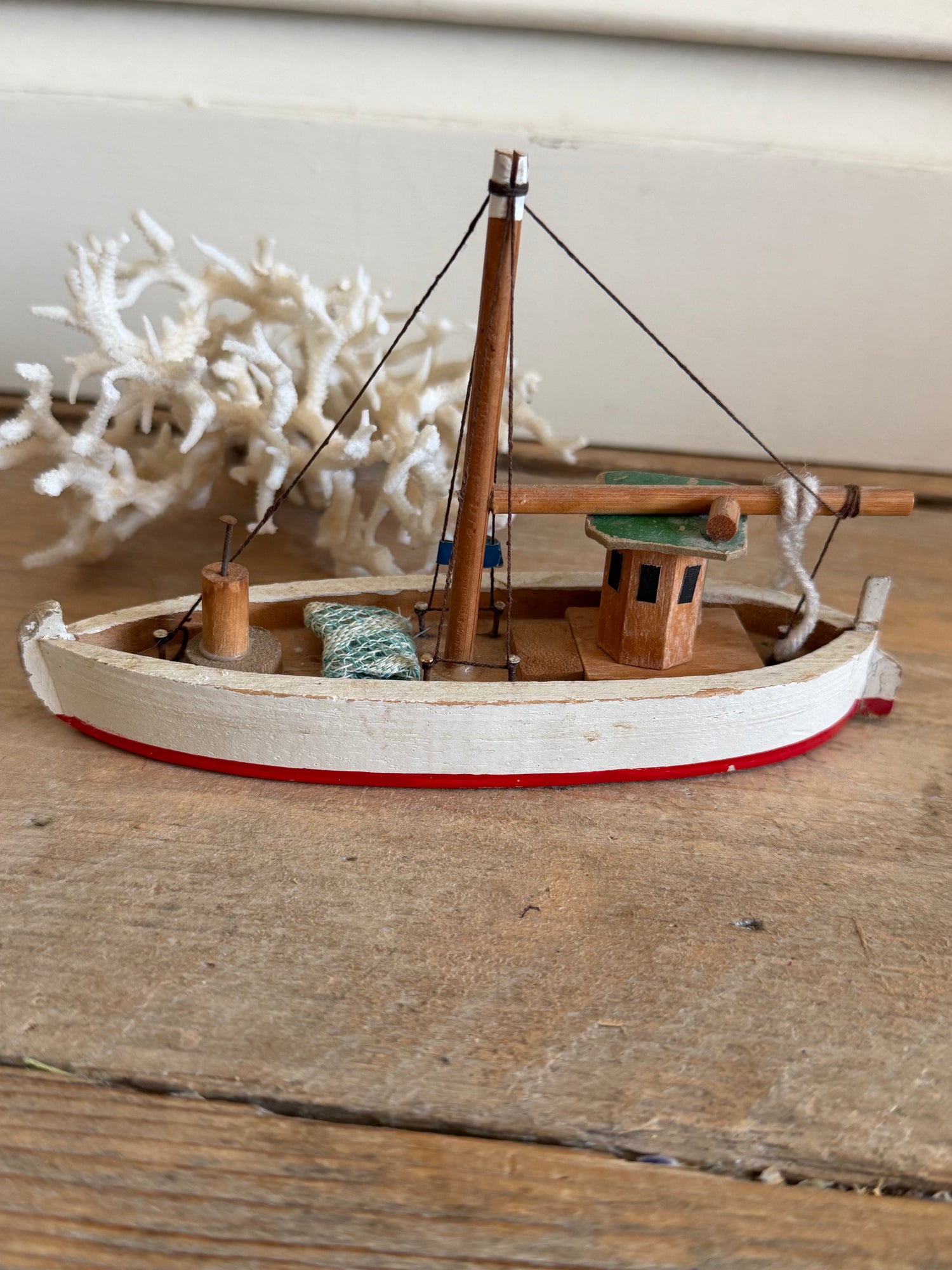 Klein vintage vissersbootje - wit rood
