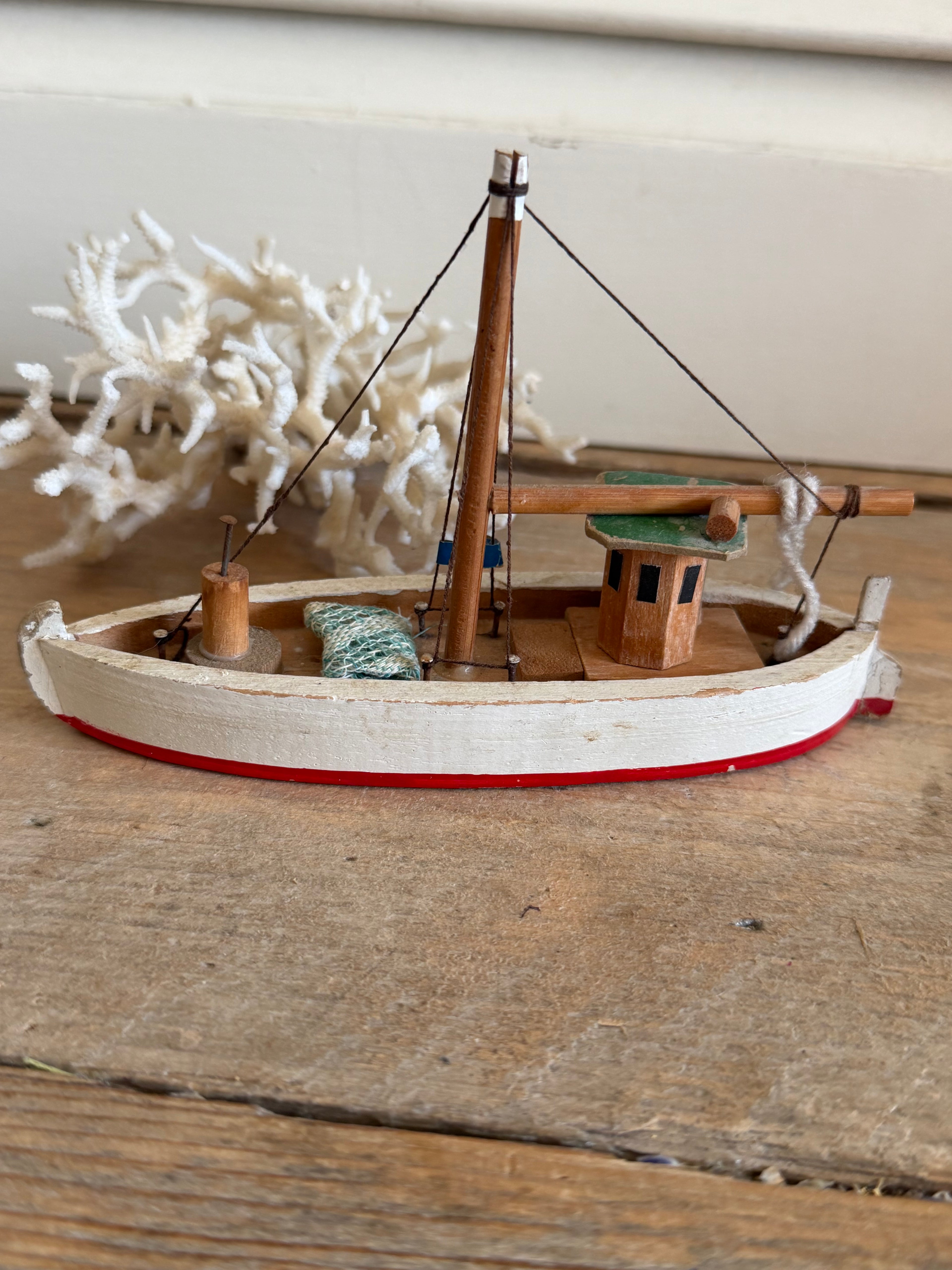 Klein vintage vissersbootje - wit rood