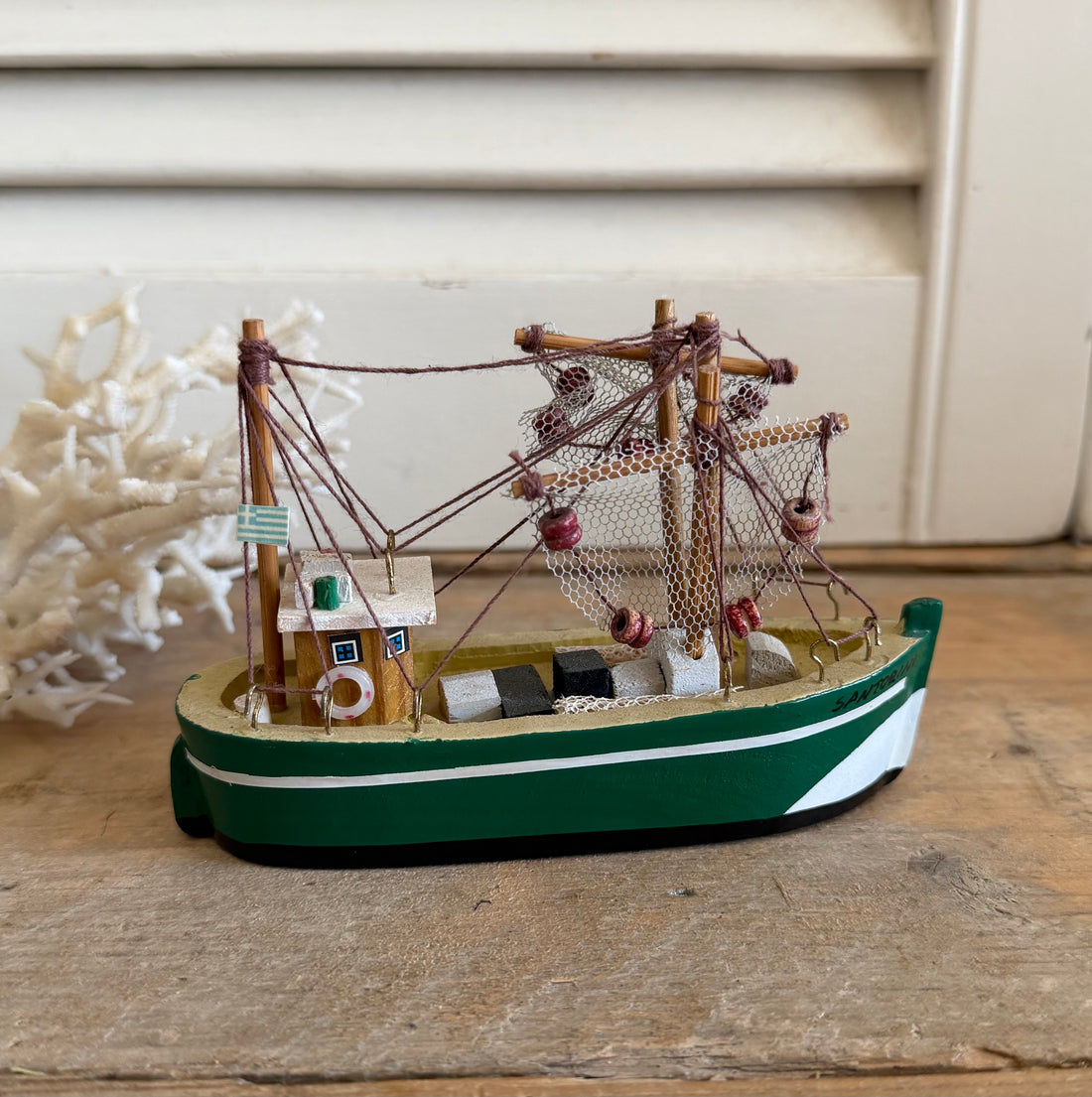 Groen wit vintage vissersbootje