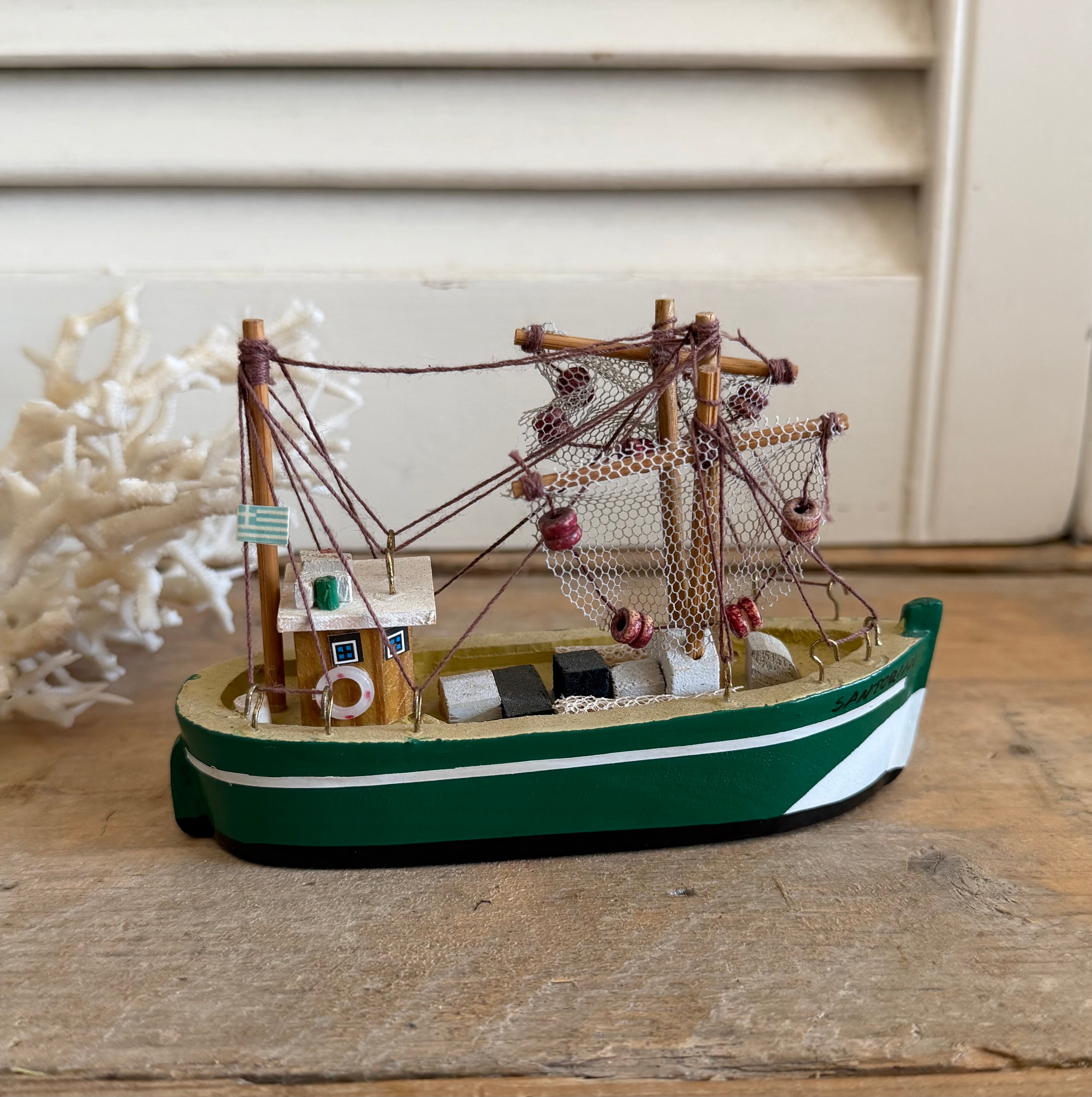 Groen wit vintage vissersbootje