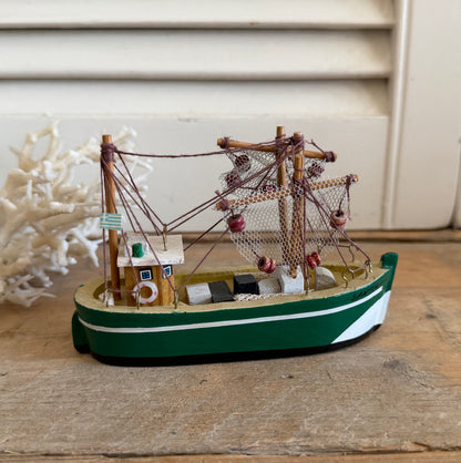 Groen wit vintage vissersbootje