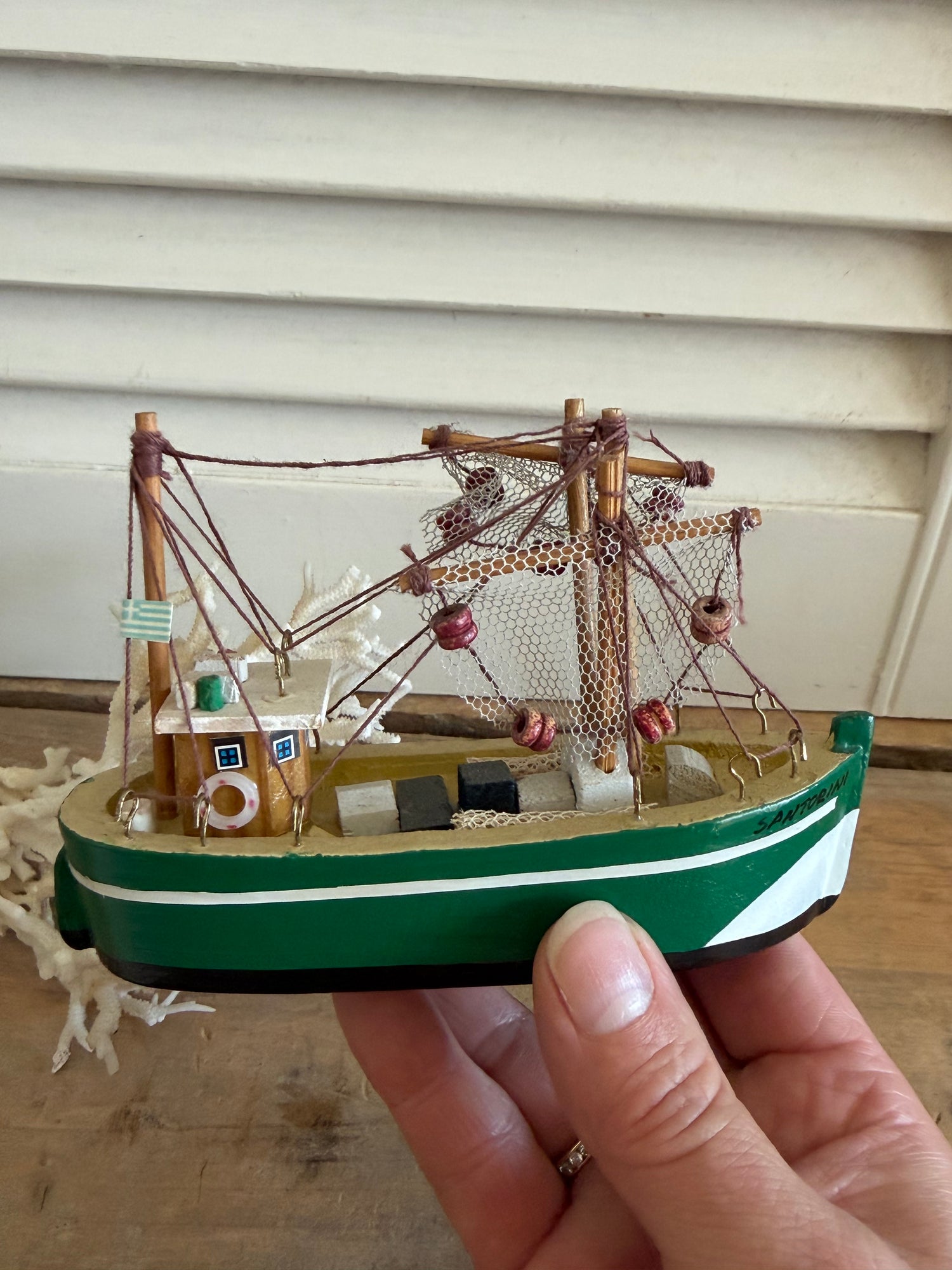 Groen wit vintage vissersbootje