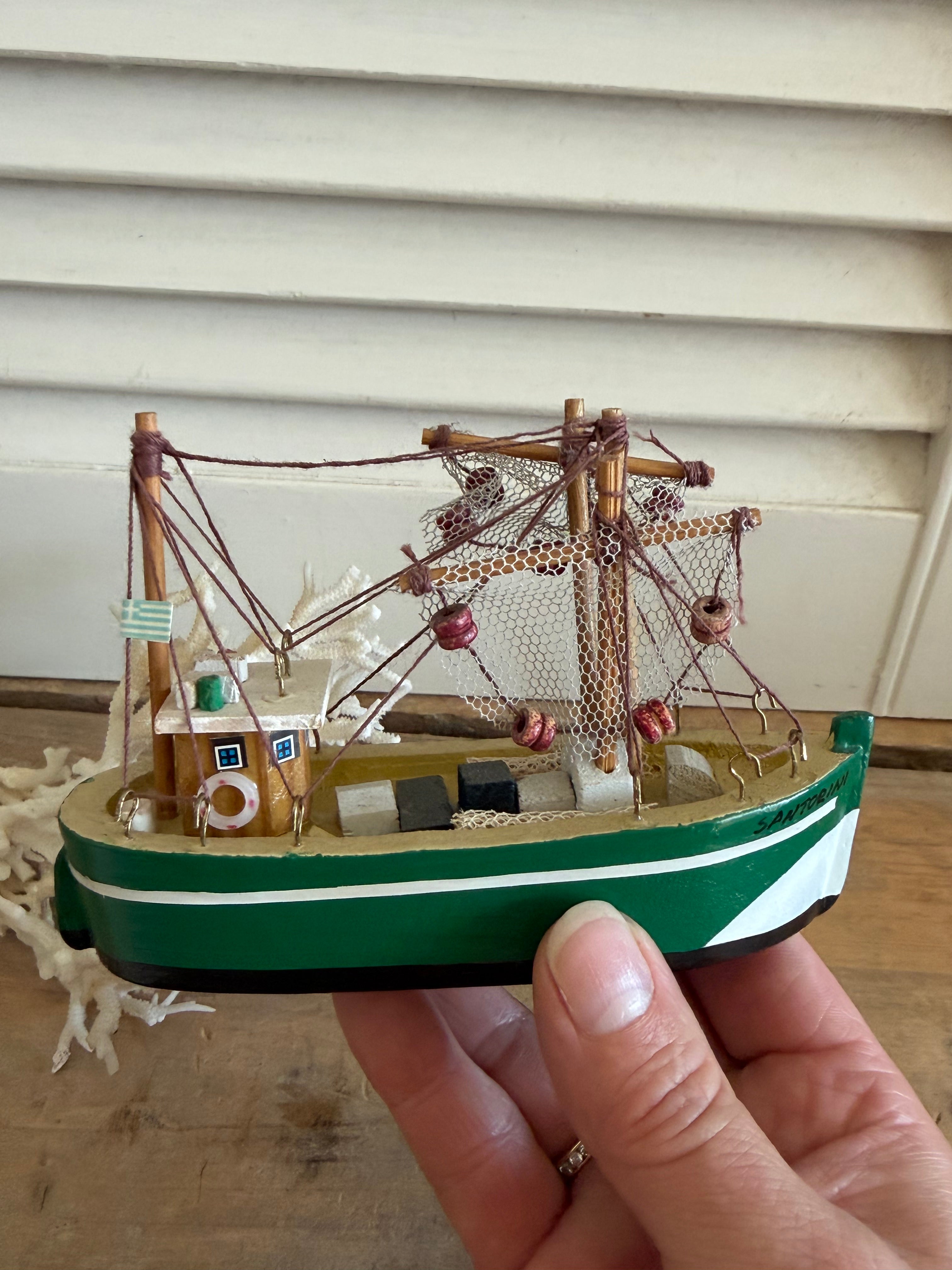 Groen wit vintage vissersbootje