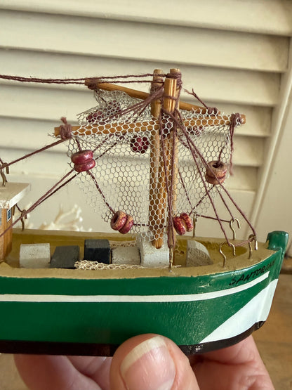 Groen wit vintage vissersbootje