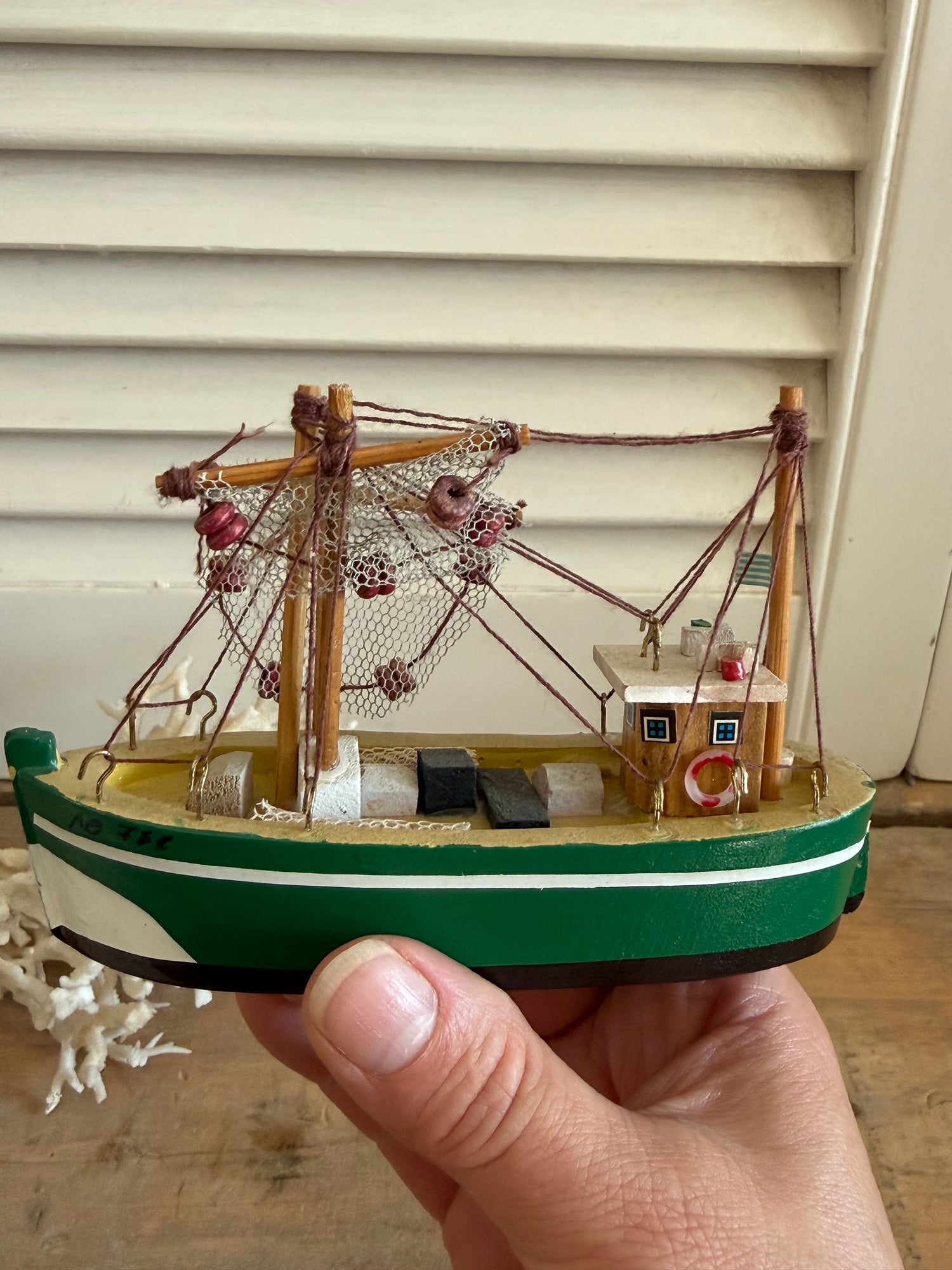 Groen wit vintage vissersbootje